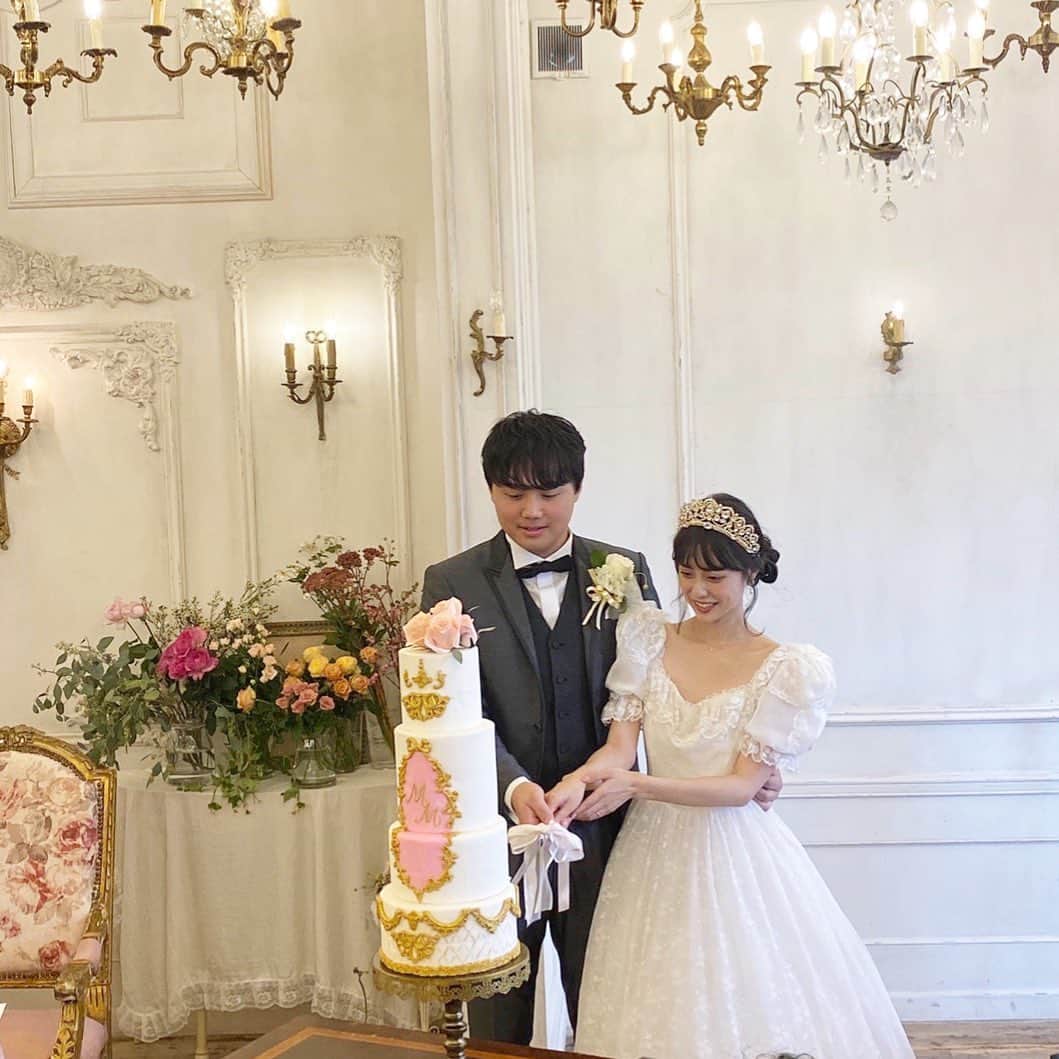 酒元麻衣（まいへー）のインスタグラム：「昨日で結婚1周年でした💒早い🥺 ぽんちゃんが夜ご飯作ってくれて、ケーキ一緒に食べながら結婚式のビデオ見て思い出話したり♡平凡だけど幸せな記念日になりました♡いつもありがとう🥰 #家族写真 #二枚目は全員部屋着 #ぽんちゃんの顔癖強 #結婚記念日」