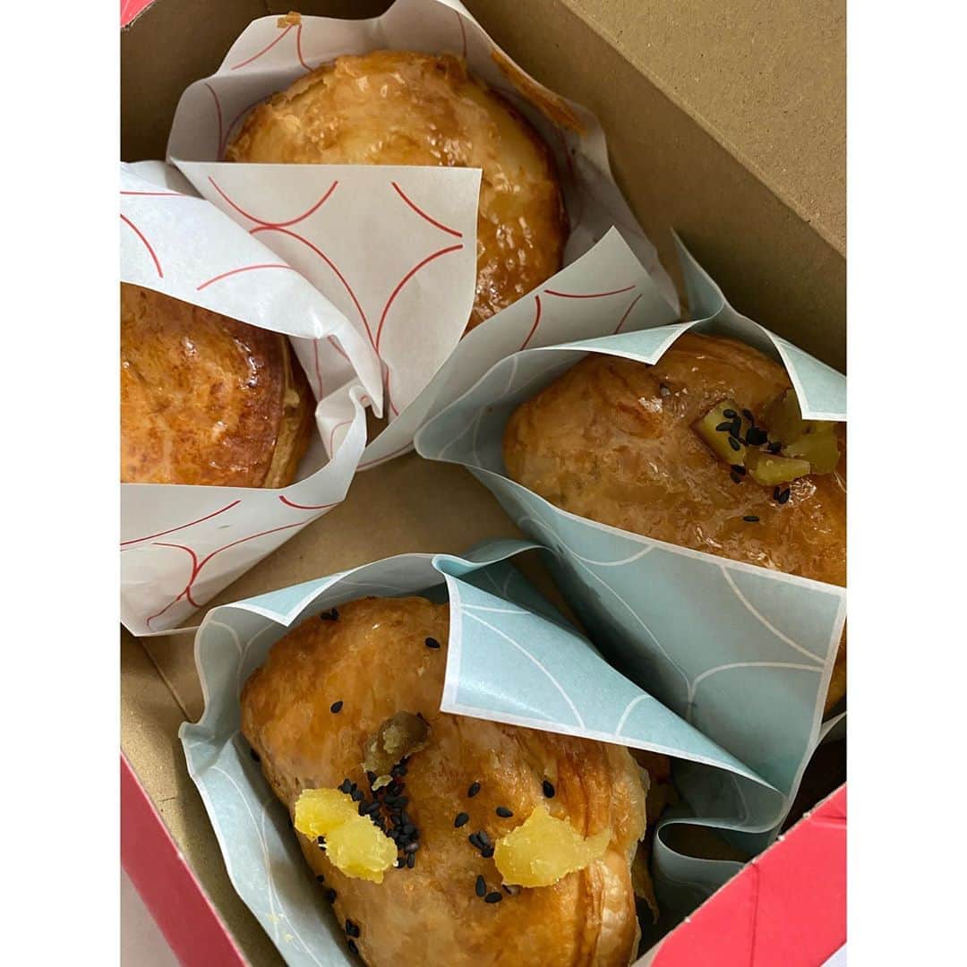 のインスタグラム：「RINGO🍎  アップルパイはあんまり食べないのですが…RINGOの「焼きたてカスタードアップルパイ」・期間限定の「焼きたてカスタードお芋アップルパイ」どちらも美味しかった〜😋😋😋 ・ ・ 美味しいもの・好きなものを食べるのもリフレッシュの１つ😄頑張ったご褒美✨ もちろん食べ過ぎには気をつけてます🤣笑  #RINGO #すーぱー甘党」