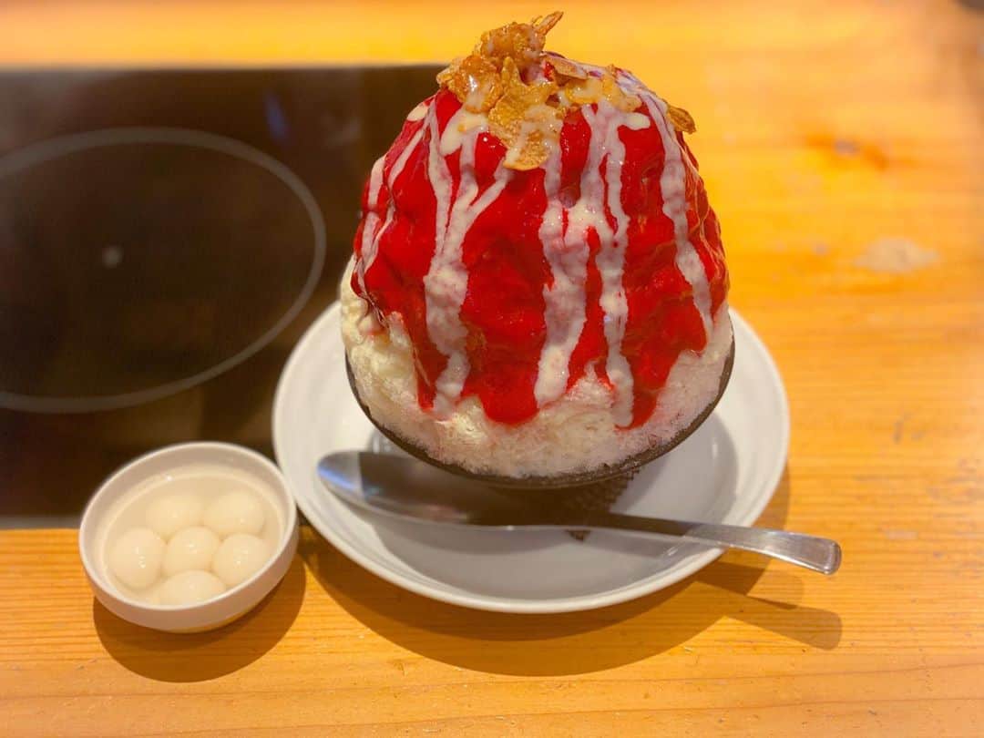 のインスタグラム：「🍧 もう夏は終わりを迎えてしまいましたが… 終わる直前にそれはそれは美味しいかき氷を食すことができました❤️ #いちごミルフィーユかき氷  #白玉トッピング  . かき氷好きとしては年中食べたひ🤤 寒くても食べたひ🤤 ・ ・ #まめ茶和ん #かき氷」
