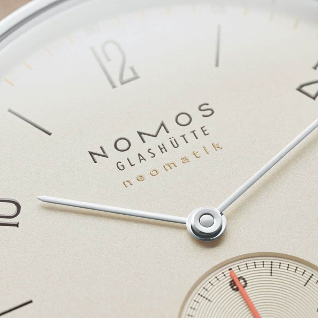 のインスタグラム：「We're celebrating this Tangente Tuesday in style—with champagne! Tangente neomatik champagne, to be exact. A subtle pop or neon orange adds the finishing touch to its elegant dial.  #nomos #glashütte #nomosglashuette #tangentetuesday #timepiece」