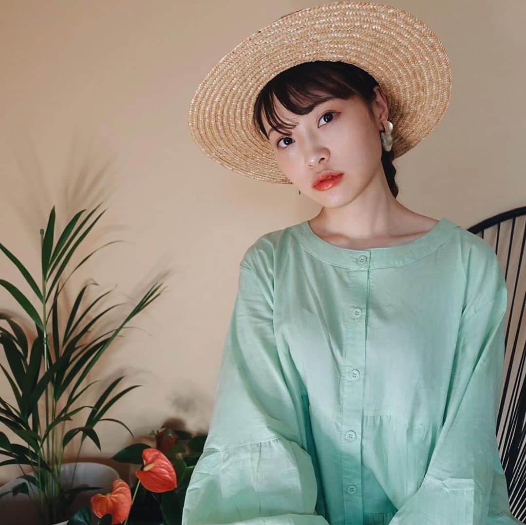 三橋栄香のインスタグラム：「いつかの。こんな感じの時もある まだまだ夏きぶーん🌻🌻 全身のクレジットはwearに載せております◎」