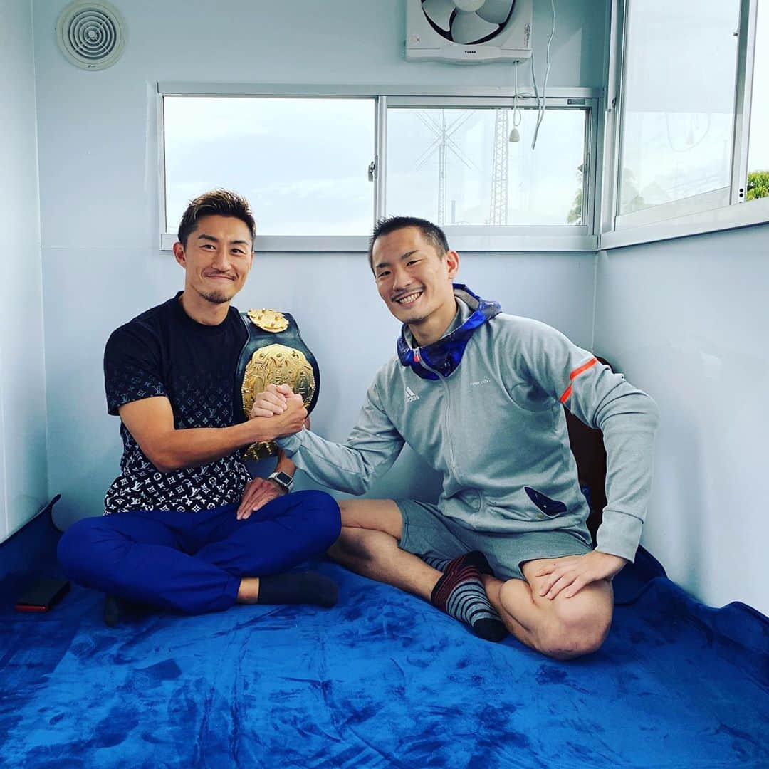 堀井翼のインスタグラム：「パン祭りパイセンが新居に遊びに来てくれました！ 新居祝いをパイセンからいただきました。 本当にありがとうございます。  #山崎秀晃 #チャンピオン #k1wgp  #股間王 #堀井翼 #堀井翼のラッキーパンチチャンネル」