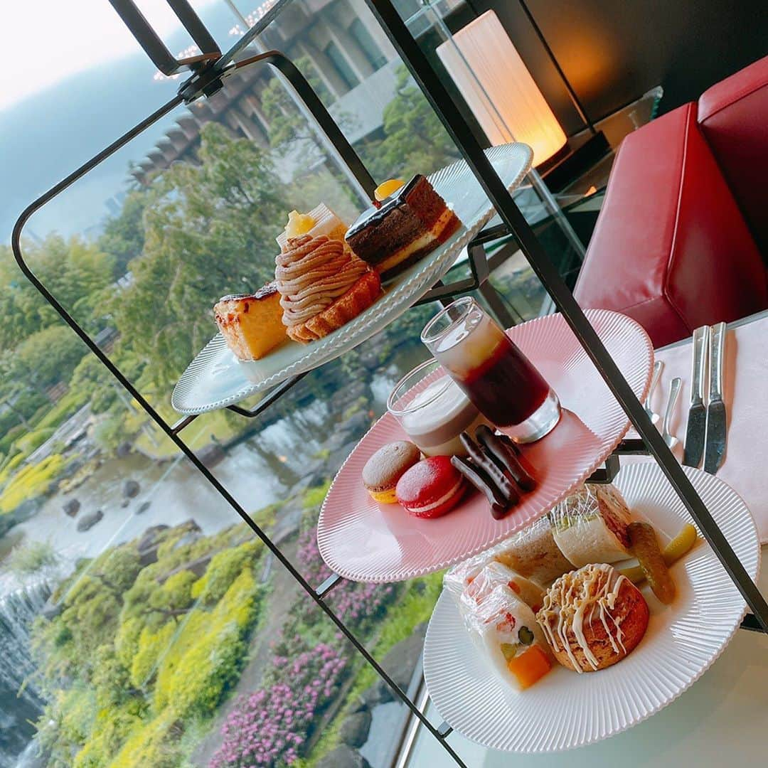 桜帆ゆかりさんのインスタグラム写真 - (桜帆ゆかりInstagram)「✨🍁🍐秋のafternoon tea🍇🌰✨ 色味も綺麗でちょこちょこ摘みながら至福の時😇  ◉綺麗なお庭に癒されながら、ななちゃんと楽しいひととき🙈💕今年もなーちゃんと栗食べれた🤤  ◉ピエールエルメコラボのアフタヌーンティー、NATURAglamで前後のヒカリ先生と🧘‍♀️✨受験時代、懐かしい話題で盛り上がりました✨今度ヒカリさんの夜のヨガ受けに行きまーす🙈  また来月よりNATURA glam経堂の日曜13時30分レッスンが復活となりまして、 9時30分〜/13時30分〜の2レッスンとなります🤩  お時間合えばぜひ日曜日お体動かしましょうーー♬  #afternoontea  #秋　#栗とぶどう　#pierreherme」9月29日 19時51分 - chahoroo93