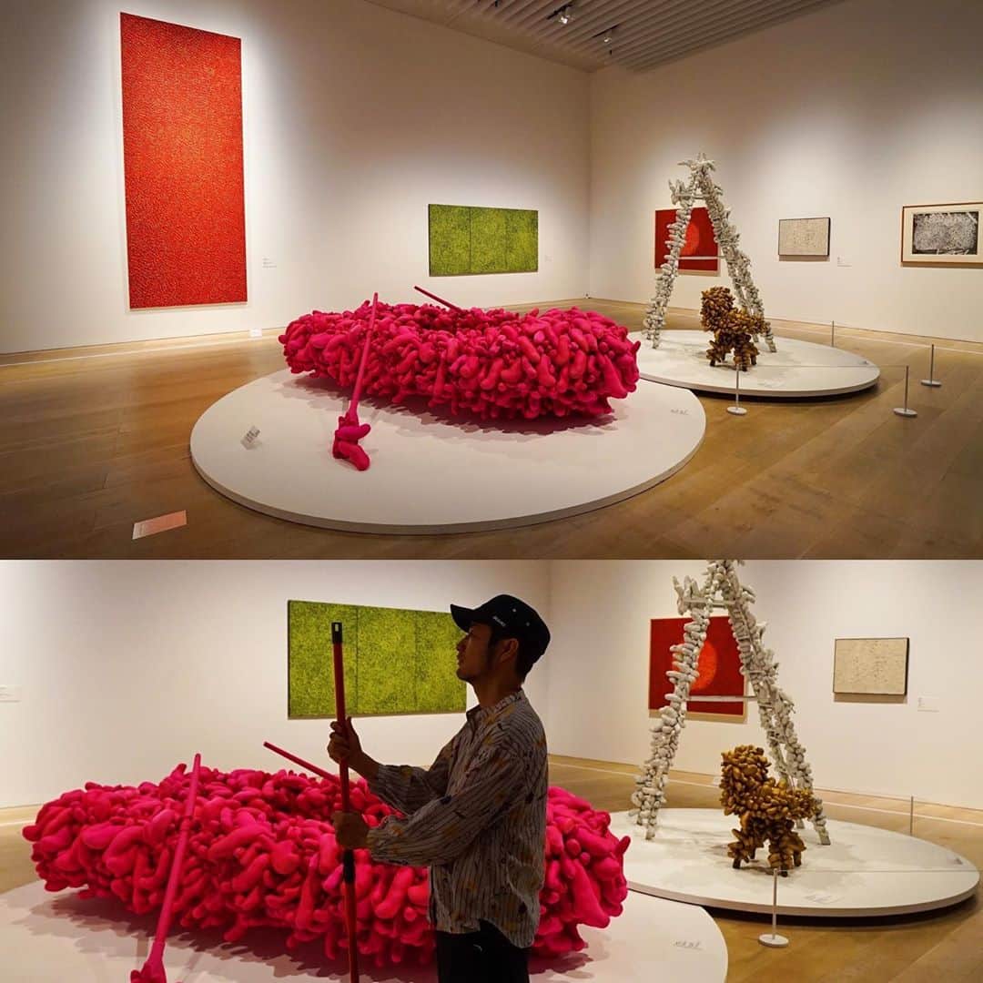 halnoさんのインスタグラム写真 - (halnoInstagram)「誰もいない美術館  #MoriArtMuseum 六本木ヒルズにある森美術館で行われている【STARS展:現代美術のスターたち】を特別に撮影（halnoとコラボ）させていただきました。 ・ 国際的に活躍し、今日、多様な地域や世代から高い評価を得るアーティスト6名の展示。 草間彌生さん、李禹煥（リ・ウファン）さん、宮島達男さん、村上 隆さん、奈良美智さん、杉本博司さん6名、まさにスーパーSTARS、こんな超大物アーティストが一堂に会する、壮観かつ圧巻の展覧会はなかなかお目にかかれません。 幸せな空間でした。 ・ The exhibition features six internationally active artists representing Japan who are highly regarded by various regions and generations. The other day I photographed them in an empty room at the Mori Art Museum.  ・ ・ #森美術館#未来と芸術展 #emptymoriartmuseum  ・ 超サンクス @dodanuki_shinichiro （森美術館広報・プロモーション担当） @kenta_soyoung （友達。少し痩せた方が良いよ） ・ #展示会場に箒を持って入場したら怒られるので注意ね。」9月29日 19時43分 - halno