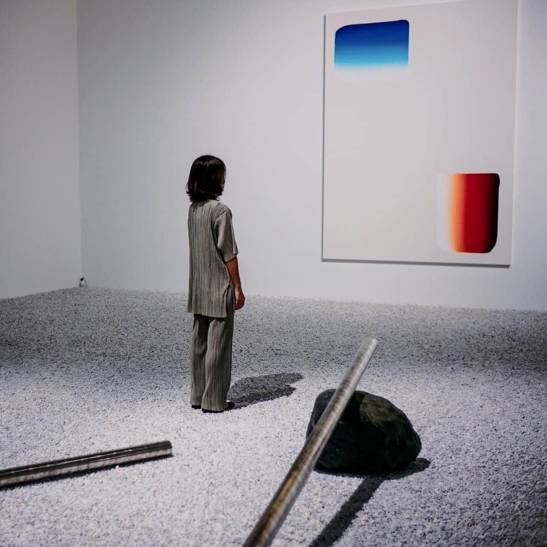 halnoさんのインスタグラム写真 - (halnoInstagram)「誰もいない美術館  #MoriArtMuseum 六本木ヒルズにある森美術館で行われている【STARS展:現代美術のスターたち】を特別に撮影（halnoとコラボ）させていただきました。 ・ 国際的に活躍し、今日、多様な地域や世代から高い評価を得るアーティスト6名の展示。 草間彌生さん、李禹煥（リ・ウファン）さん、宮島達男さん、村上 隆さん、奈良美智さん、杉本博司さん6名、まさにスーパーSTARS、こんな超大物アーティストが一堂に会する、壮観かつ圧巻の展覧会はなかなかお目にかかれません。 幸せな空間でした。 ・ The exhibition features six internationally active artists representing Japan who are highly regarded by various regions and generations. The other day I photographed them in an empty room at the Mori Art Museum.  ・ ・ #森美術館#未来と芸術展 #emptymoriartmuseum  ・ 超サンクス @dodanuki_shinichiro （森美術館広報・プロモーション担当） @kenta_soyoung （友達。少し痩せた方が良いよ） ・ #展示会場に箒を持って入場したら怒られるので注意ね。」9月29日 19時43分 - halno