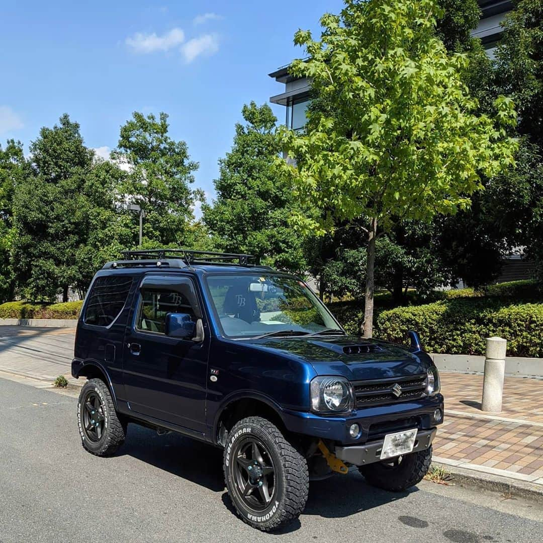 山下晃和のインスタグラム：「【CAR】乗り物にはだいたい名前をつけている  これはトロピカーナ号 ボディの色はネイビー。挿し色は水色にしている  ずっと付属のグリーンのタイベルトを使っていて違和感があった グリーンは好きなのだけど、コーディネート的には合わなくて、水色を探していたらようやく発見。  これで自転車積むときもコーディネートが決まる  #ヨシムラ #JB23 #ルーフキャリア #トロピカーナ号 #ネイビー #水色 #TB #raysup💥 #クルマもバイクも自転車もピカピカが好き」