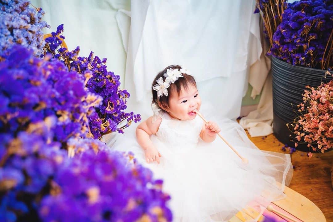 KIKKOのインスタグラム：「✔️ #Baby 👶🏼💓 . Babyちゃん初めてのスタジオでの撮影💜 人見知りも全くないから終始ニコニコ🥰 そして9割の確率で何か食べてるww . 今回お世話になったスタジオは LOVEST吉祥寺店💗 ずっと気になってて行きたかったところ💕 他にもかわいい背景いっぱいあるし 店舗によって背景違うから色んな写真撮れるみたい✨ . 衣装もいろいろあってめちゃくちゃ悩んだ🤭！ . お花の背景のときは白のドレス👗 あぁ…終始かわいいが止まらない。笑 . 1歳の誕生日のときにまた お世話になりたいなー👏💓 . 3連続で投稿しますが失礼します🙇🏼‍♀️ 癒されてください🥺💓💓💓 . @lovst_kichijoji  . #babygirl #photography #LOVEST #撮影 #7ヶ月ベビー #生後7ヶ月 #記念撮影 #スタジオ #フォトスタジオ」