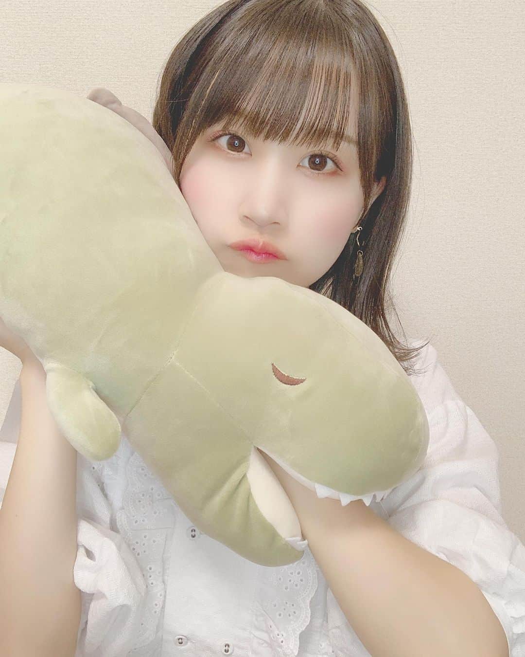 八木沙季のインスタグラム：「🐊🐊 . 昨日勇さんにいただいたワニの抱き枕🐊 めっちゃふわふわ🥺！！ .」