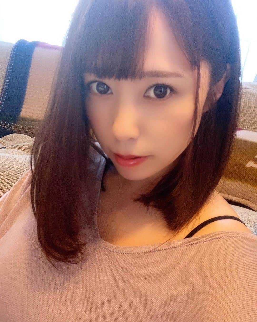 河西あみさんのインスタグラム写真 - (河西あみInstagram)「秋の髪色にシフトチェンジ！！ 私もママ9ヶ月目に入った！！ 子育て、どの瞬間も楽にならない！ ずっと大変！！ 世界中の子育てしてる人たち偉い！！私も偉い！！  嫌な事あったり、挫けそうになったりもするけど前を向いて自分にも周りにも甘えながら生きるぞ！！  #生きる　#美容室　#ずっと眠い #セミロング  #秋ヘアカラー  #子育て大変　#singlemom」9月29日 19時49分 - ami_kasai_japan