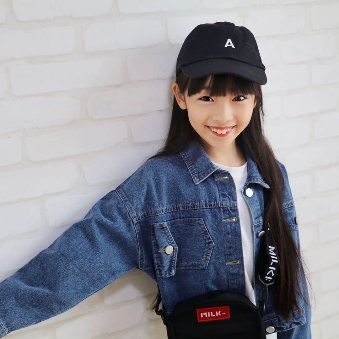 Akiのインスタグラム：「9/29 ・ 娘は わりと長く大切に お洋服を着れている方だと思う👖 ・ ・ その中でも1番お世話になった 110サイズのお洋服達 ・ ・ 最初は大きめだった110 ジャストサイズになった110 つんつるてんになった110 ・ 最長4〜5年着た110もいた ・ ・ 娘の成長は待ってはくれない ・ 現在の身長 約115〜117cmぐらい← ・ ついに110サイズに サヨナラを告げねばならぬ日が来たようだ… ・ ・ ありがとう110 ようこそ120 ・ ・ #壮大なサイズアウトの話です ・ ・ 最近肌寒くなって 秋服へと衣替えしようと思ったら 尋常じゃないぐらい着れなくなってたので ・  @urbancherry_ で デニムジャケット＋ワンピースセットの 秋服GET👧🏻 ・ やっぱりシンプルが好き😌♡ ・ ・ 130サイズですオススメです← #サヨナラ120 ・ ・ ・ ・」
