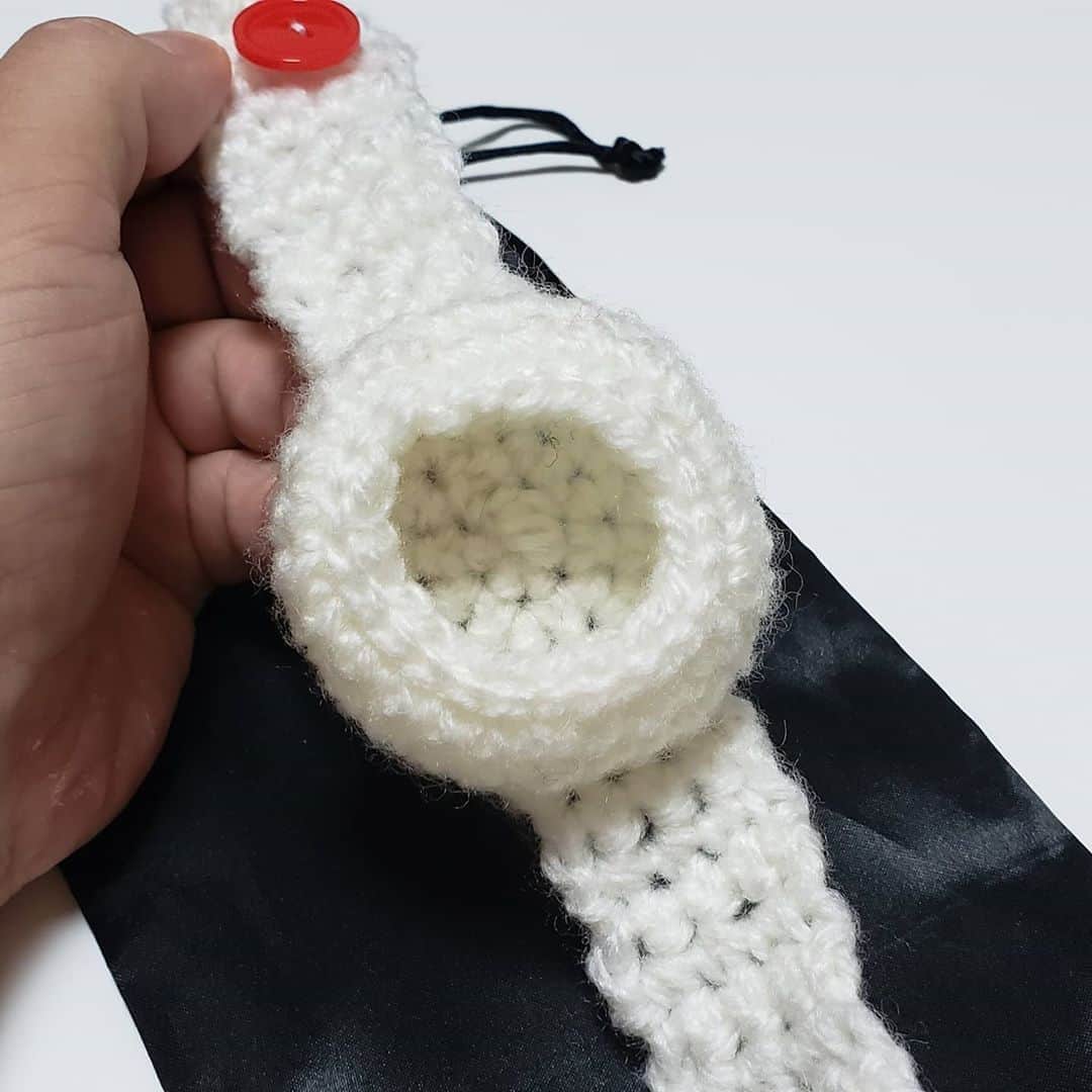 アイパー滝沢さんのインスタグラム写真 - (アイパー滝沢Instagram)「新作編み物74 『毛糸でくるんだ腕時計(仮)』 冬に毛糸の腕時計があっても良いなぁって思ったんだホゥ。冬のアイテムにぴったりじゃないか？服に合わせて色を変えたりホゥ。好きな色で、お一つ2,000円でいかが？ホゥ。 #knitting #Crochet #handmade #watch #original  #wool_watch #ハマナカ毛糸 #腕時計 #アイパー #オリジナル #かぎ針編み #手芸」9月29日 20時00分 - t.aipa