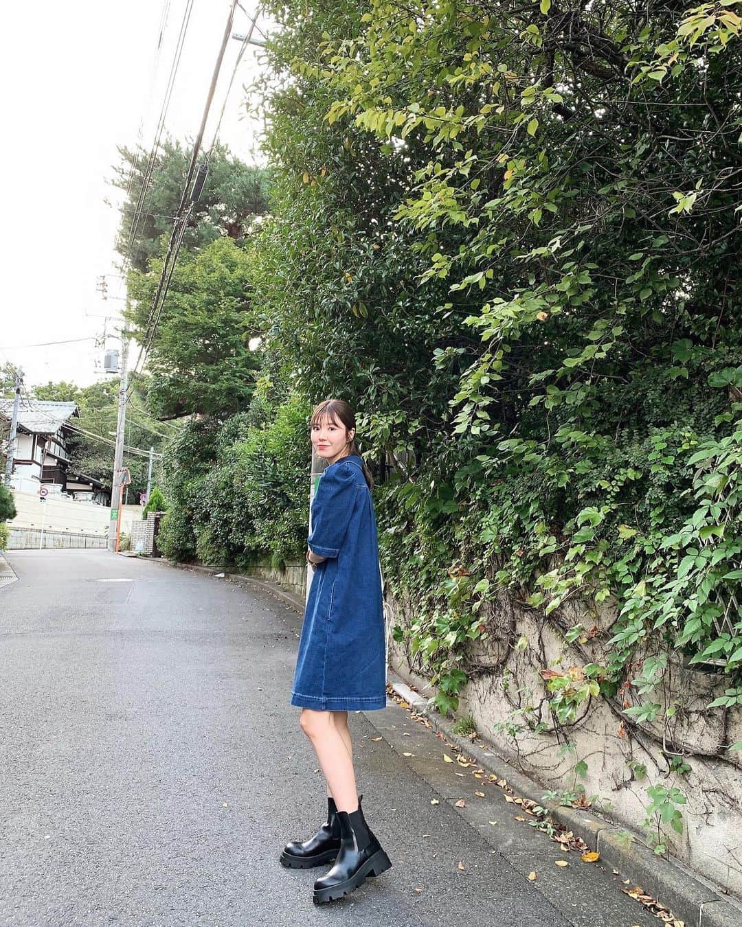 金子栞のインスタグラム：「大好きな秋がやってきた❤︎ 先日、ブーツデビューしました。  🤍 #私服 👗 #seebychloe  👢 #zara  (撮るときだけマスク外しました)」