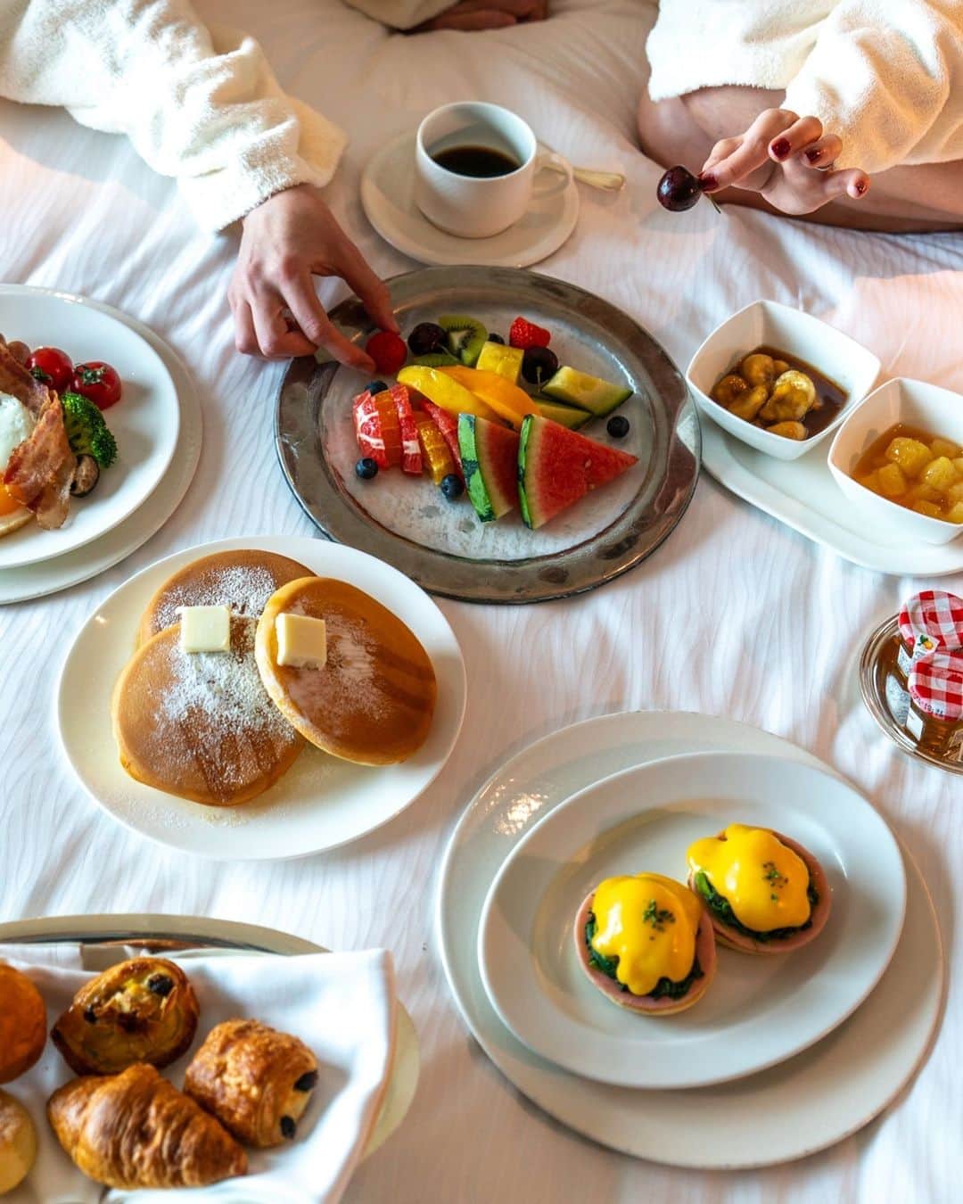 Conrad Tokyoのインスタグラム：「コンラッドで好評の2種類のサービスからお選びいただき、サプライズにもご利用いただける『スマート・ビスポーク』 絶景が一望できるお部屋を確約以外にも翌朝の朝食付き、14時までご滞在可能なレイトチェックアウトなどの特典がつき大変お得なプランとなっております。 詳しくはお問い合わせください。  Smart Bespoke"" that you can choose from two types of services that are popular at Conrad and can also be used as a surprise In addition to guaranteeing a room with a spectacular view, it is a very advantageous plan with benefits such as breakfast included the next morning and late check-out that allows you to stay until 14:00. Please contact us for more information  Share your own images with us by tagging @conrad_tokyo  ————————————————————— #コンラッド東京 #ホテル #汐留 #東京 #コンラッドアフタヌーンティー #スイーツビュッフェ #ビュッフェ #ステイケーション #ConradTokyo #StayInspired #Conrad #hotel #Tokyo #sweets #breakfastinbed」