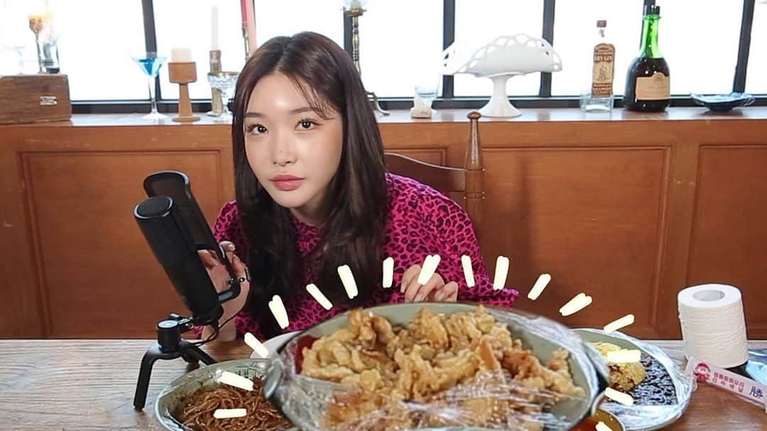 チョンハさんのインスタグラム写真 - (チョンハInstagram)「[ CHUNG HA Vlog ] 'C'HUNG HA RANGㅣEP 6. 청하의 첫 ASMR 도전! (왕초보 주의) ⠀⠀⠀⠀⠀⠀⠀⠀⠀⠀⠀⠀⠀⠀⠀⠀⠀⠀⠀⠀⠀⠀⠀⠀⠀⠀⠀⠀⠀⠀⠀⠀⠀ ▶️ https://bit.ly/33bqR45 ⠀⠀⠀⠀⠀⠀⠀⠀⠀⠀⠀⠀⠀⠀⠀⠀⠀⠀⠀⠀⠀⠀⠀⠀⠀⠀⠀⠀⠀⠀⠀⠀⠀ #청하 #CHUNGHA #별하랑 #BYULHARANG  #시청하랑 #SEECHUNGHARANG」9月29日 20時00分 - chungha_official