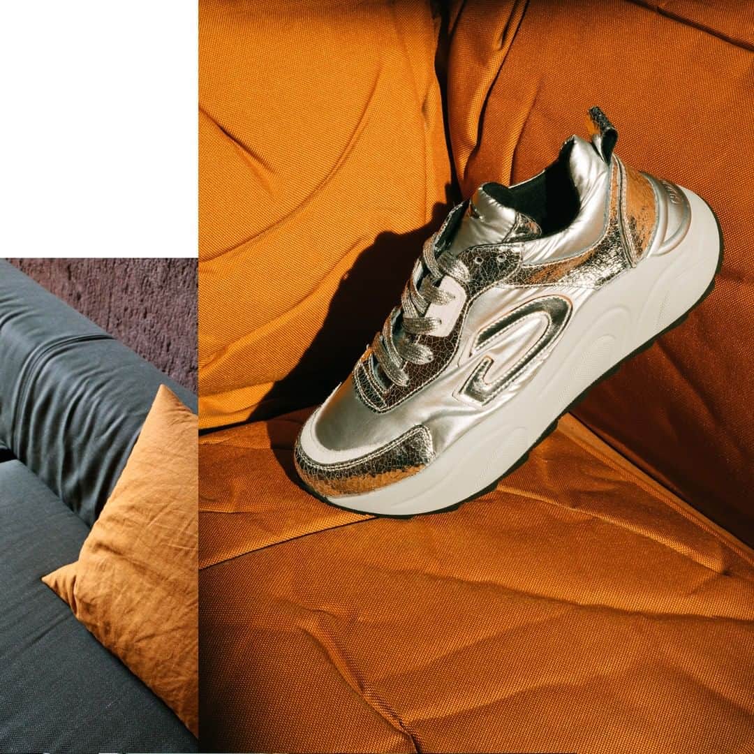 アルベルトガルディアーニのインスタグラム：「It's a work of art that covers your feet in a feeling of delicacy. #Guardiani」