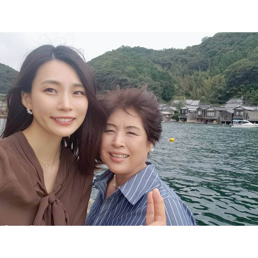 本田珠規のインスタグラム：「毎年夏に恒例の、家族旅行。 今年は諦めていたけど、 友人の結婚式で帰省することが決まったので、 このタイミングで旅行に行ってきました✨  母が泊まってみたいと話していた 海の京都。 伊根町にある油屋別館和亭へ。 . ここは、 全室客室露天風呂付きで、 全てお部屋食🍴  他の方と会うこともなかったので、 この状況の中、とても安心して利用できる旅館でした😊  . 何より、母がずっと喜んでくれていたので 私は嬉しかった😉 . . お料理はさすが、日本海！！！ 海鮮ものが感動ものの美味しさでした♪ . 温泉も気兼ねなく何回も入れてリラックスできました😊 . . #奥伊根温泉#伊根町#油屋#油屋別館和亭 #家族旅行#海の京都#温泉」