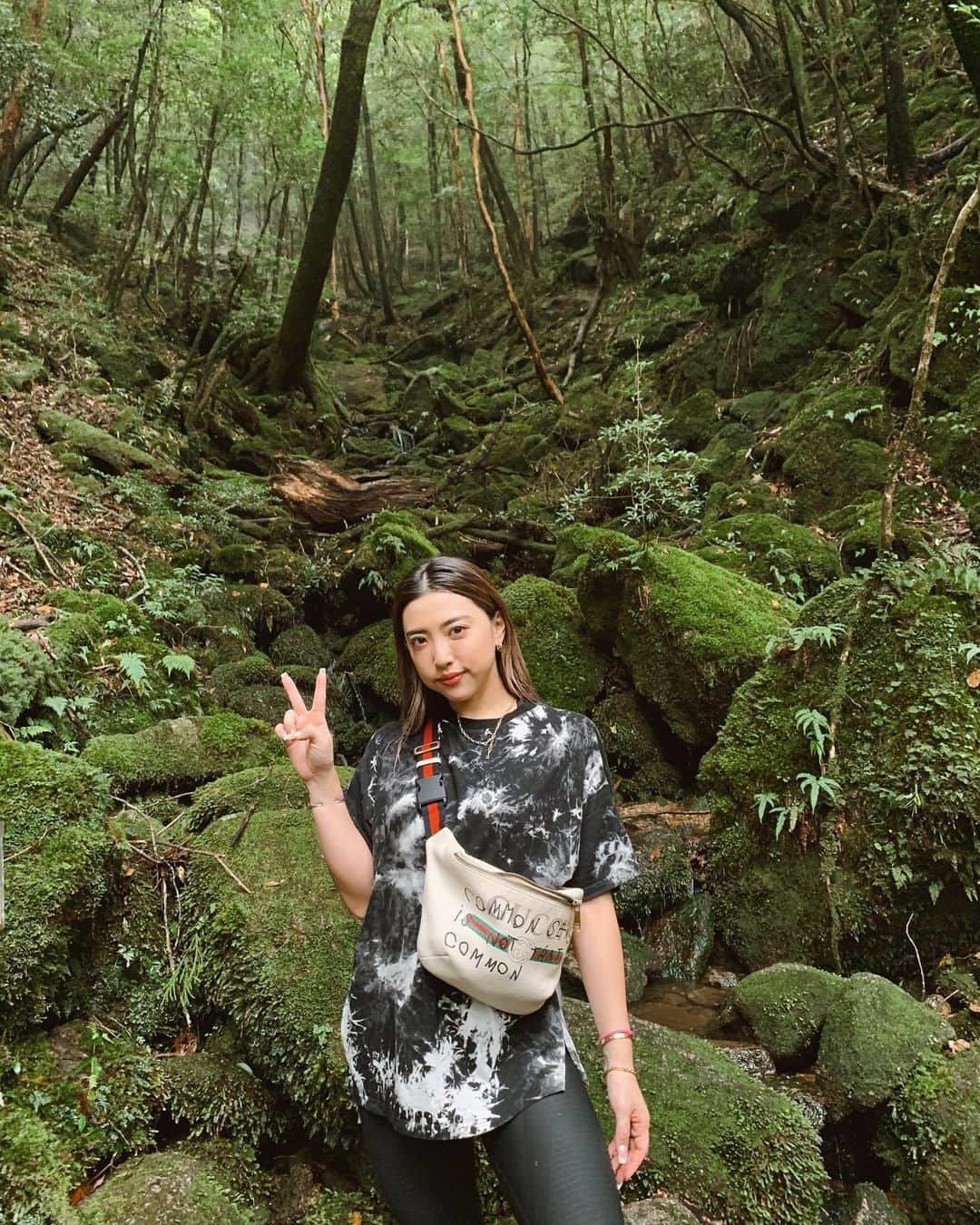 のインスタグラム：「Yakushima was literally Mononoke 🥺🙏🏻🦌🐗🐺まじでもののけだった屋久島の白谷雲水峡✨私たちは苔むすの森までのコースだったから往復3時間くらいのトレッキングをしました！苔むすまででもかなり足場が山道だったけど意外とスイスイ👍🏻足場が悪いせいで下ばかり見ちゃうけどふと顔を上げると本当にもののけで(語彙)霧もかかったりで幻想的すぎて地球😭ってなりました。笑YouTubeも撮ったんだけどちょっといま編集立て込んでてまたゆっくりアップするね！本当に最高だったぁ😭❤️❤️❤️ずーっともののけの歌口ずさんでた😂ら、恥ずかしいビデオw #Yakushima #屋久島#白谷雲水峡」