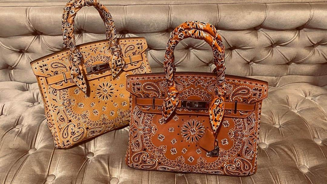 ジェイアーのインスタグラム：「The Vintage Iconic Hermes Bag X Jay  Ahr Collection  « Bandana »  Birkin 30 « Bandana » Moutarde. Provenance: Singapore, 2012 Birkin 30 « Bandana » Brique. Provenance: London, UK 2008  Yarn embroidery   #hermes #jayahr #jonathanriss #kelly #birkin #constance #hermes #hermesbag #oneoff #vintage #embroidery #sustainable #Art  #iconsxjayahr #everyhumanisanartist」