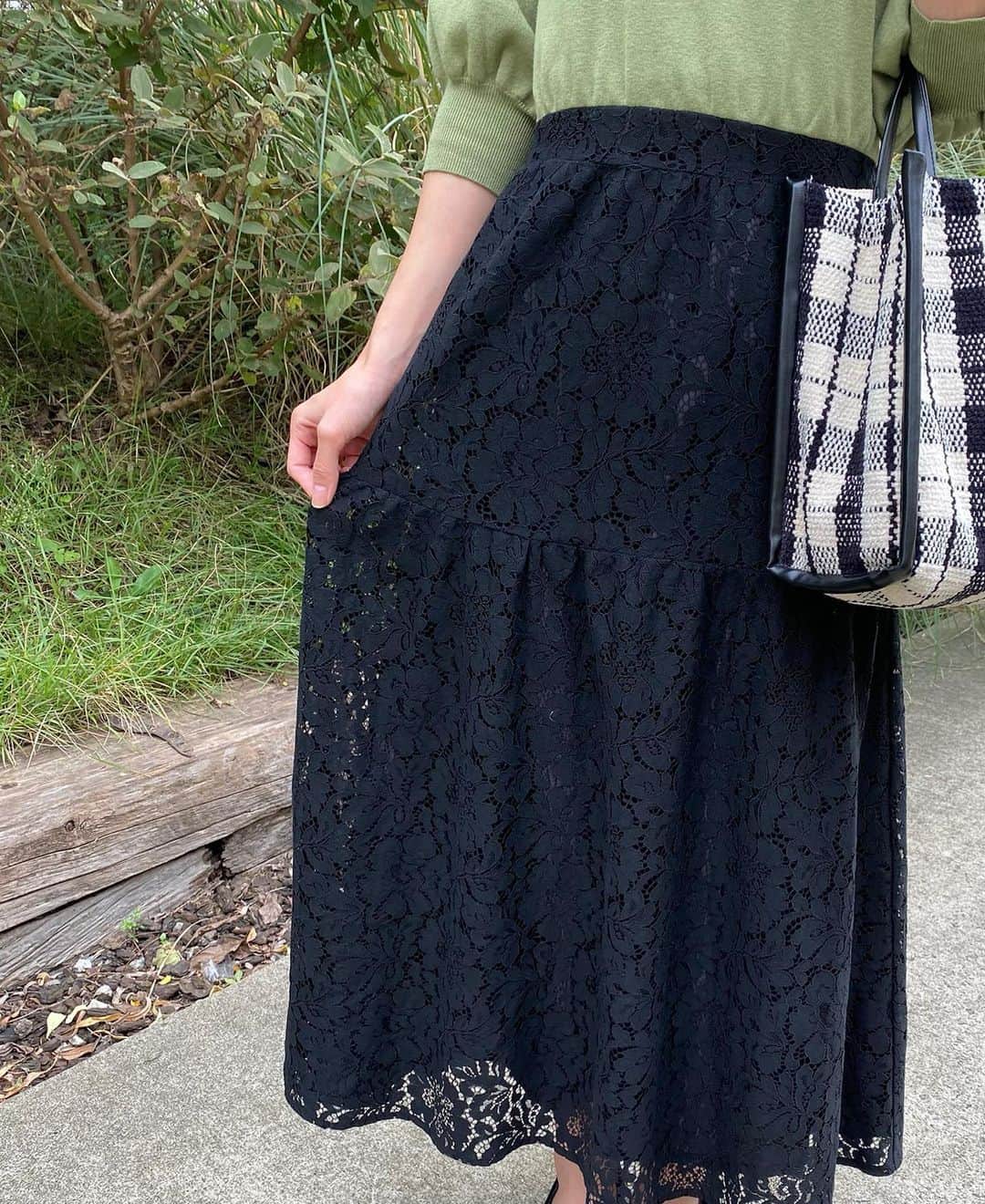 西川瑞希（みずきてぃ）さんのインスタグラム写真 - (西川瑞希（みずきてぃ）Instagram)「今日は朝から撮影の1日でした☀︎私服は、明日発売のおNEWのワンピースを☺︎ . くすみカラーがお気に入りのニットと、フラワーレースのスカートを合わせた、ドッキングワンピース//これ一枚でコーディネートを完成させてくれるアイテムです✨ . ちなみに @cheriemona_official 新作はもうWEBに更新されているのでよかったら発売前に是非チェックしてみてね!! . 今回もとびきり可愛いです💕💕💕 . #cheriemona #newarival #onepiece #ワンピース #ワンピースコーデ #秋コーデ」9月29日 19時56分 - mizuki_nishikawa_
