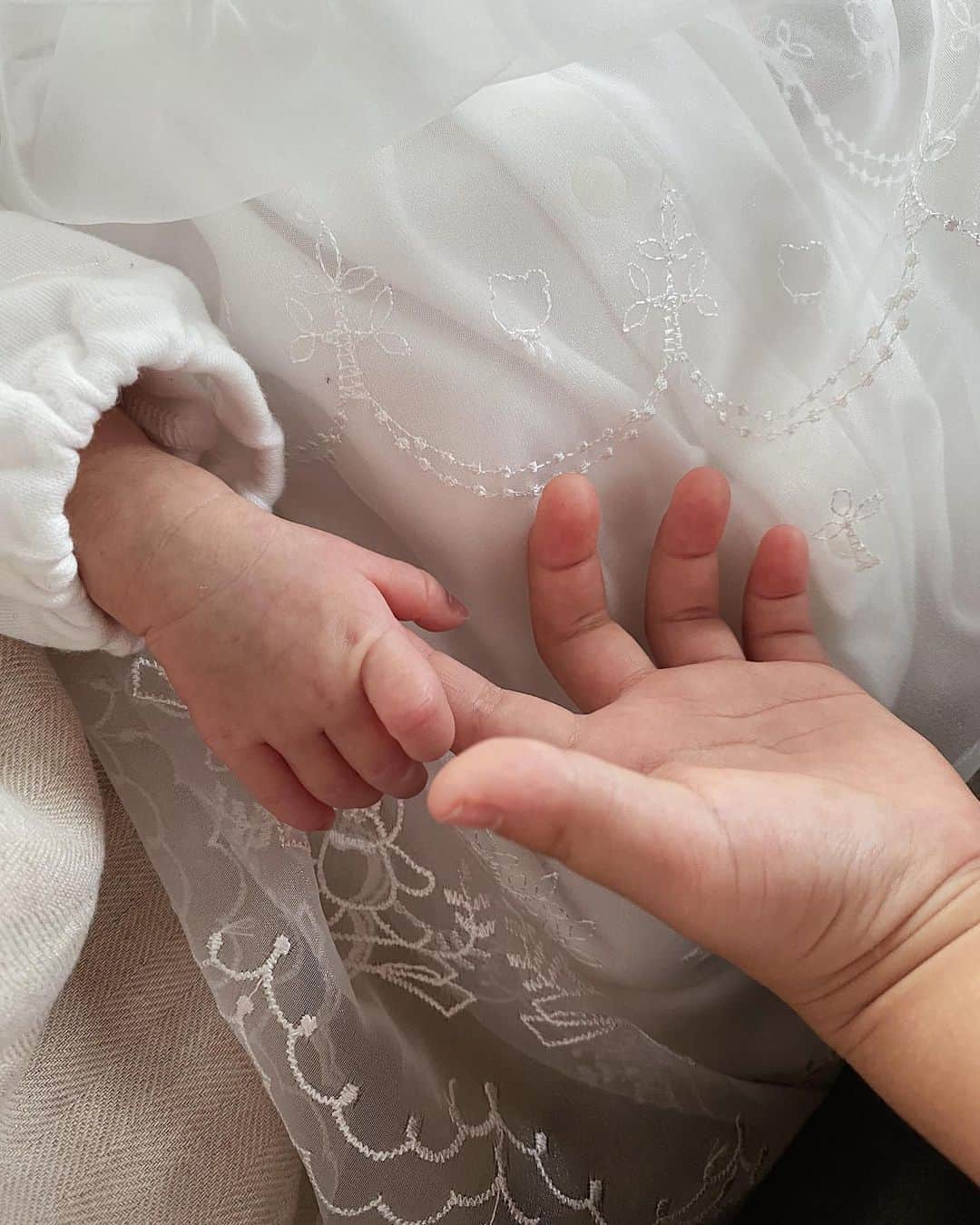 目見田早弥子のインスタグラム：「👧🏻🤍👶🏻 姉妹が初めて手を繋いだとき。 姉は妹が帰って来る日をまだかまだかと 心待ちにしていたので テンションが上がりまくって 「👶🏻ちゃ〜ん♡かわいいねぇ〜♡ よぉろぉしぃくぅ〜♡」と言っていました😂 どちらも可愛い、私の娘たち🤍🤍」