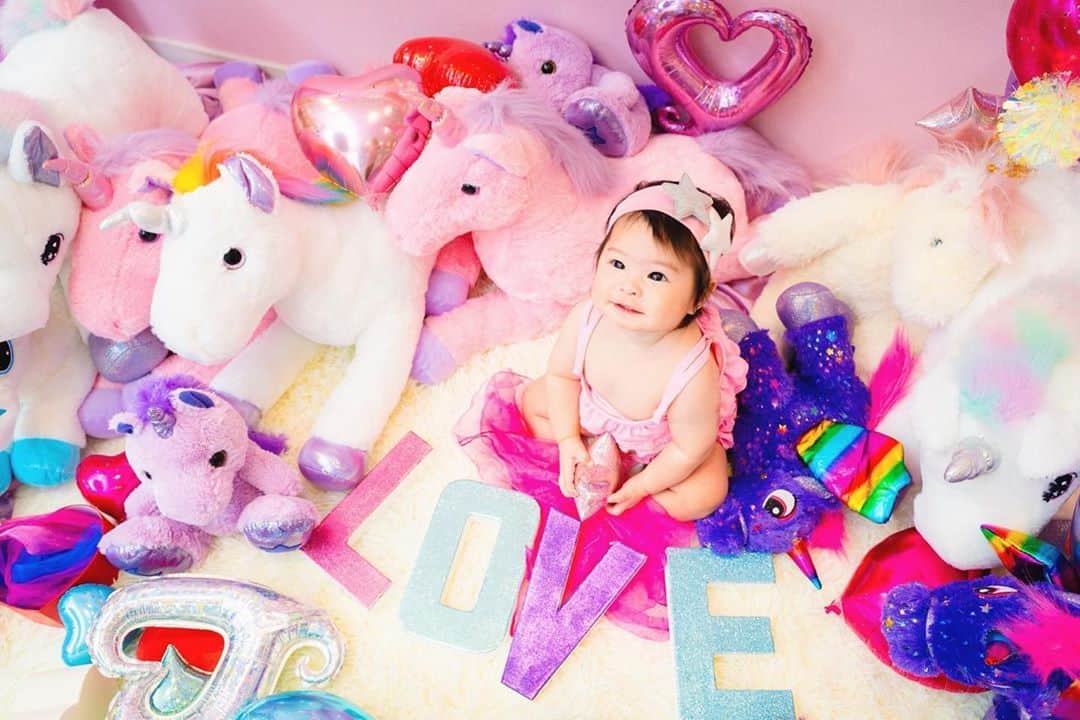 KIKKOのインスタグラム：「✔️ #Baby 🦄 Part.3 . なんですか、このかわいいが詰まった写真は…🥺💖 . ママのために集められたであろうユニコーン🦄さんたち💓 よしよししててかわいかった…😭💕 . ごめん、かわいいしか言ってないwww . とりあえず素敵な記念になりました💗 またお世話になろーっと🙋🏼‍♀️✨ . @lovst_kichijoji  . #babygirl #photography #LOVST #撮影 #7ヶ月ベビー #生後7ヶ月 #記念撮影  #フォトスタジオ #スタジオ」
