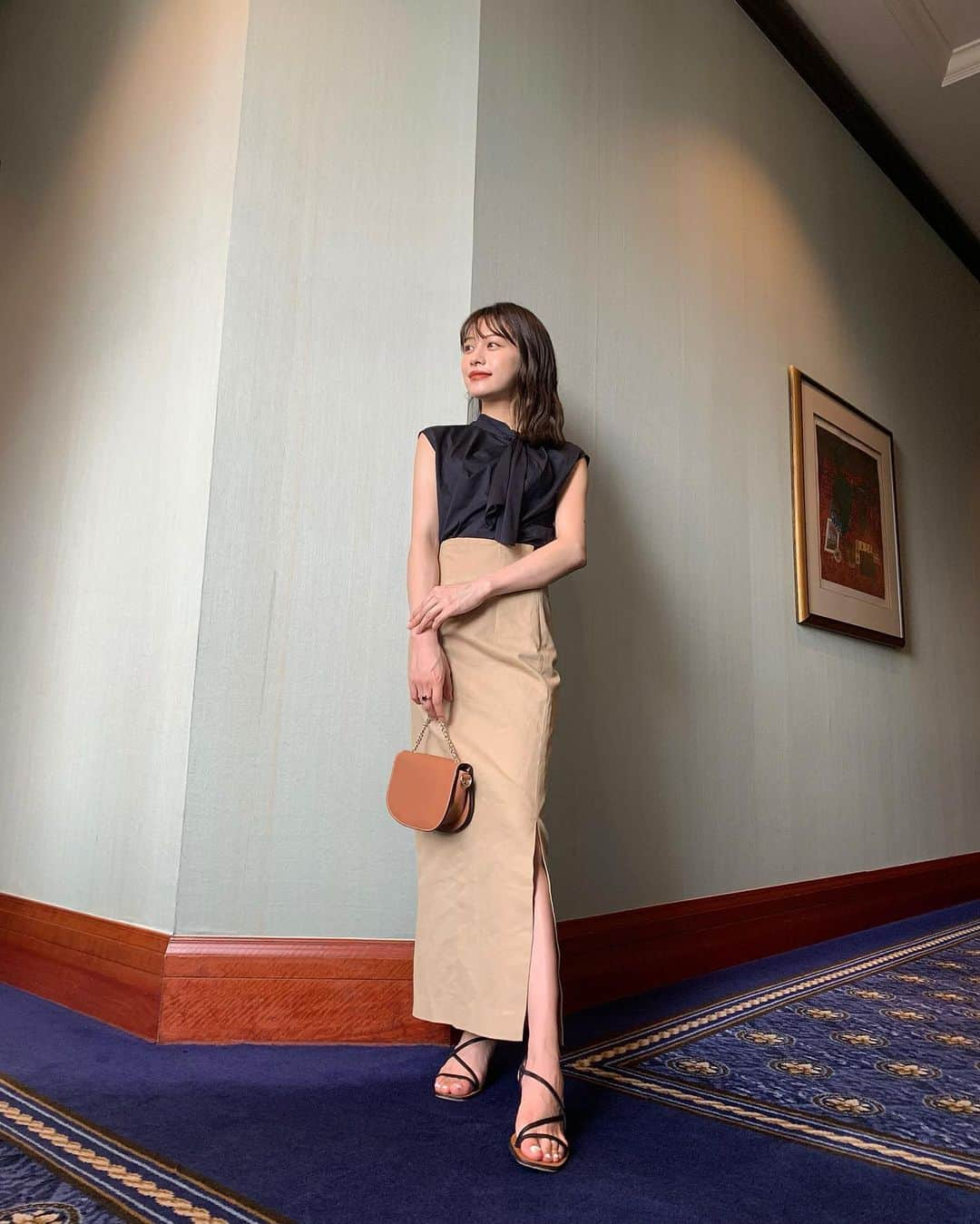 楫真梨子さんのインスタグラム写真 - (楫真梨子Instagram)「この間のお洋服🌅ボウタイブラウスは ballsey です😌  blouse/Ballsey skirt/louren shoes/ZARA」9月29日 19時58分 - kajimari1226