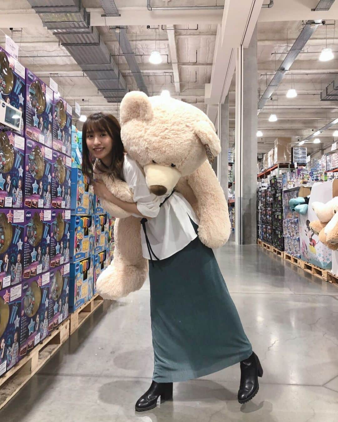 入矢麻衣のインスタグラム：「▼ . 母と妹と何年かぶりのCostco🛒 . Costcoっぽさ撮りたくて くまちゃん手に取ったけど 背負い投げみたいなってしまった🧸 . . . . . . . . . . #costco #costcojapan #costcofinds #코스트코 #코스트코쇼핑 #코스트코추천상품 #开市客 #コストコ #コストコおすすめ #コストコ大好き #コストコくま #くまのぬいぐるみ #くまさん #くま #熊熊 #ぬいぐるみ #ぬい撮り #おかいもの #shopping #bear #쇼핑 #곰 #곰돌이컷 #곰스타그램 #인형 #인형스타그램 #秋服 #fashion #kawaii #🇯🇵」