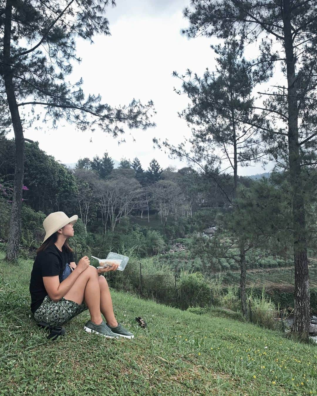 グレイシア・ポリーのインスタグラム：「#backtonature #takeabreak 📷 : @yulfirabarkah」