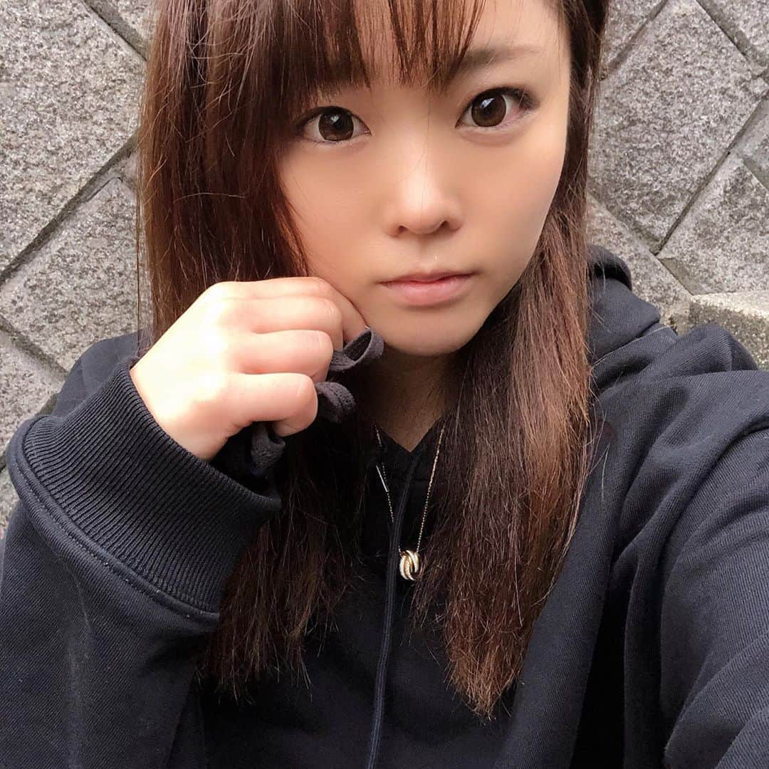 みのり(26)＠東京 ダイエットさんのインスタグラム写真 - (みのり(26)＠東京 ダイエットInstagram)「. . こんばーんわんわん🐶 1ヶ月ぶりのセルフィー✌︎(笑) 口角あげてこう。😊 . て、ぶりっこポーズみたいになっちゃったけど マスクを持ってただけです許して😹ひぇ . . そろそろ食欲の秋🍁 今年はなんでもたべてきたから ホニャララたべたい！がない。 . みんなは何食べたい？ . . でも、華奢になりたい！(どっちー！) . . #食欲の秋 #自分の人生 #我慢したくない #食べるの好きな人と繋がりたい  . . . ◉ライザップ公認の紹介アンバサダーです。 〜紹介特典で、"７万円分"お安く入会できます〜 . ▶︎全国どの店舗でもOK ▶︎カウンセリング予約前にご連絡ください . ◎入会やカウンセリングをお考えの方、 ご質問なども、DM✉️ください。 . ★トレーニング見学もできます★ . 📺RIZAP TVCM出演 🏅RIZAP BMG ファイナリスト2017.2018 . #rizap #ライザップ#ダイエット #童顔 #アラサー女子 #タラレバ女子 #アラサー #独身女子 #ボディメイク #ボディイメージ #セルフィー女子 #綺麗になりたい #彼氏欲しい #婚活 #婚活女子 #笑顔 #体重なんて知らない #知らなくていいコト #でも向き合うことも大事 #どっち ーwww」9月29日 20時06分 - minorizap