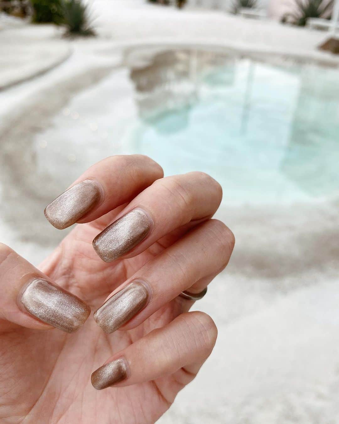 孫きょうのインスタグラム：「magnet nail🥥  写真じゃ伝わりきれないキラキラ🔗✨ ずーと見ちゃう。。  いつもかわいいをありがとう🥺💅🏼 @malilne @melil__   #nails #nail #magnetnails  #ネイル #マグネットネイル」