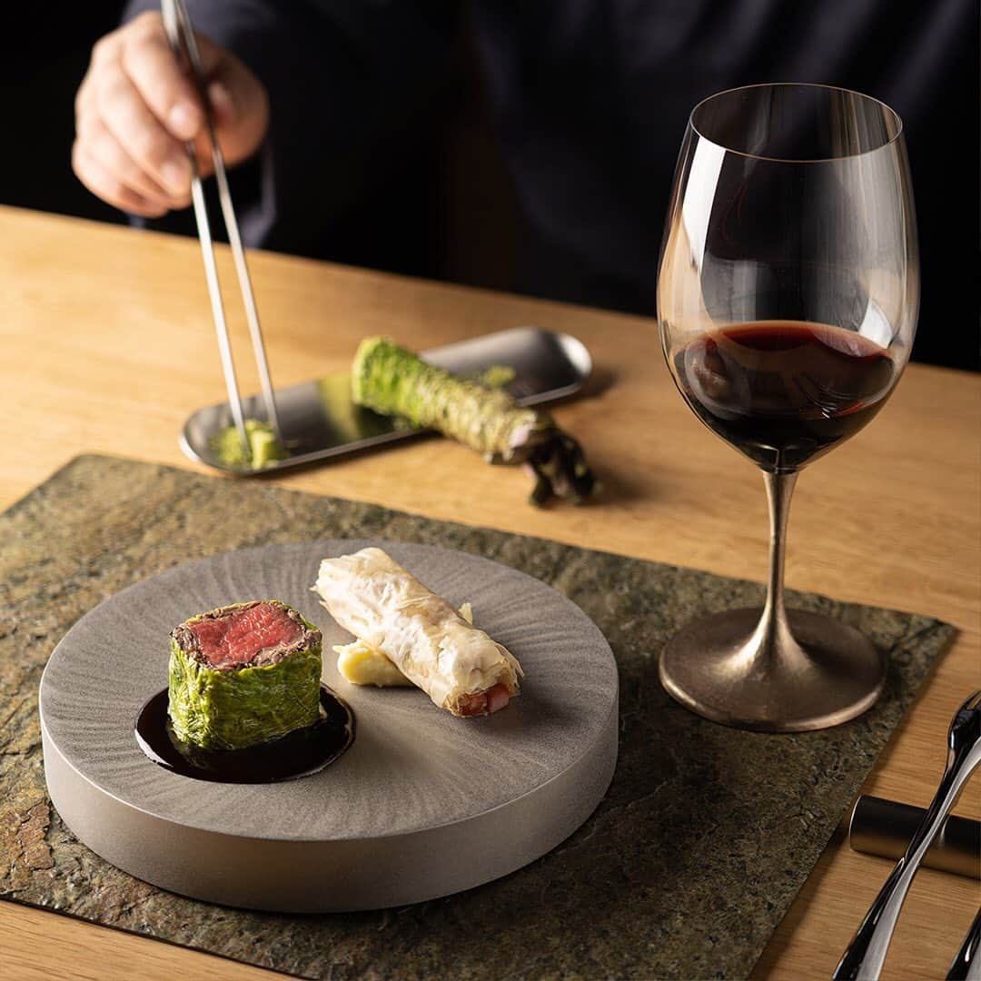 のインスタグラム：「GINZA SIX 13Fの「THE GRAND GINZA」内にあって日本各地から取り寄せた最高の食材をお任せコースで提供する12席限定のシェフズカウンター「銀座 極-KIWAMI-」と、4Fに位置する200年の歴史を誇る鎚起銅器の老舗「玉川堂」が、注目のスペシャルコラボレーション！  日本を代表するものづくりの産地で金属加工の街として世界的に知られる新潟県燕三条地域の職人による器やグラスで、新潟の食材をふんだんに使用したコース料理をいただく「燕三条・食と匠との出会い」は、10月18日（日）までの期間限定イベント。使用される器はほとんどが「玉川堂」をはじめ燕三条12社の職人たちが本イベントのために製作した唯一無二のもので  す。その一つ一つのデザインに合わせて普段から全国各地の旬の食材を探し続ける「銀座 極-KIWAMI-」の料理人・齊藤隼人さんが自ら現地に赴き、その確かな審美眼で選び抜いた新潟の食材から、メニューや盛り付けを考案したオリジナルコースです。 「新潟精密鋳造」による全面に牡丹があしらわれたステンレス皿には冷前菜の《新潟県産「柳カレイ」のショーフロワ 渡辺果樹園のシャインマスカットのサラダ ライムの香り（写真2枚目）》、50年以上にわたり金属加工業を営む「トミタ」の研磨製造によって製作された重厚な器にはメインの肉料理《「村上牛」のブルギニョン 芳醇な赤ワインソース 野菜のシガー添え（写真1枚目）》、締めのデザートは同じく「トミタ」による  圧倒的な軽さに驚くチタン製のゴールドプレート皿に《新潟梨「新王」のベル・エレーヌ 魅惑の三角州の果実（写真3枚目）》など、渾身の全10品に込められた想いは、コロナ禍にあっても「燕三条を旅する気分で、ものづくりと食材を知って欲しい」というブレない心意気。  動画（6枚目）では齊藤シェフと、仕掛け人の玉川堂7代目・玉川基行さんからのメッセージもご覧いただけます。   【イベント内容】 銀座  極「燕三条・食と匠との出会い」 開催期間： 2020年10月18日（日）まで 料金：20,000円（品数の少ない15,000円コースもあり）※消費税とサービス料は別となります  Today we feature a special collaboration between Ginza KIWAMI—a 12-seat counter space serving up exclusive French cuisine inside of THE GRAND GINZA (13F)—and Gyokusendo—a workshop producing hand-hammered copperware for 200 years.   Until October 18th, 2020, Ginza KIWAMI is offering the exclusive course “Tsubame-Sanjo: An Encounter Between Food and Craftsmanship,” which features dishes served up in copperware and glassware from the Tsubame-Sanjo region of Niigata Prefecture—internationally recognized for its metalworking. Most of the pieces were made specially for this dinner by craftspeople from Gyokusendo or one of the other 11 workshops in the region. Chef Hayato Saito, meanwhile, has been on an ongoing nationwide quest to find local ingredients to best compliment the design of the tableware he uses. For this occasion, he has traveled to Niigata to select the ingredients that he has transformed into this special course.  Swipe left to check out the videoto view a special message from Chef Saito and the 7th-generation head of Gyokusendo, Motoyuki Tamagawa. (movie #6)   #銀座極 #ザグラン銀座 #玉川堂 #gyokusendo #燕三条 #フレンチ #器 #thegrandginza  @the_grand_ginza @restaurant_kiwami @gyokusendo1816 @ginzasix_official」