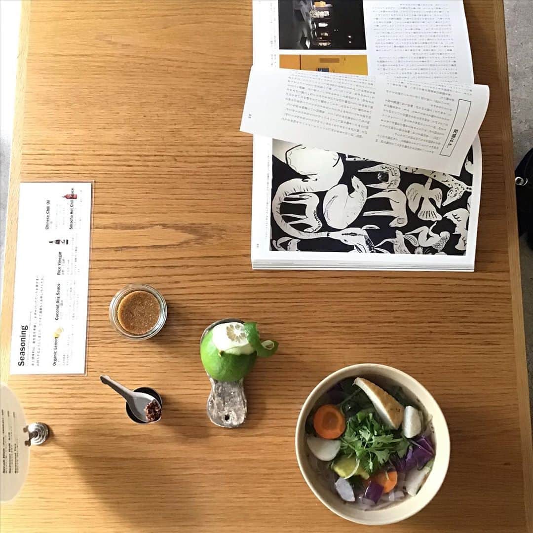 Pho 321 Noodle barのインスタグラム：「火曜日のスタート、朝いちばんの便で　岐阜ファームレガーロ伊藤さんからのお野菜便が届きました。  本日のお野菜は　薩摩芋/里芋　カブ　モロヘイヤ　にんじん　16ささげです。  収穫したてのno waxのマイヤー檸檬とアレン・ユーレカ檸檬は　柔らかな布で磨いて　檸檬本来の持つwaxの成分で護られます。(pho321に到着してからは　インドのカディコットンでもうひと磨きです🌞🇮🇳)  ご希望のseasoningは　to go/delivery serviceのメニューにもお付け出来ますので　スタッフまでお声かけ下さい。  本日も11:30am opening 5:30pm last call 6pm closing 中休みなしで開店致します。  お仕事の合い間やエネルギーチャージに　撮影の前の腹ごしらえ　羽根休めにお立ち寄り下さいませ。  today’s recommend: pho/bun veggie,coconut green chicken pho,dong-pou-rou rice,summer roll 1/2 and homemade rhubarb syrup soda/aid   📖Kurashi no techo 8号‘また旅’  todays opening bgm📻ナンプラー日和/from ‘souvenir’spitz🐢」
