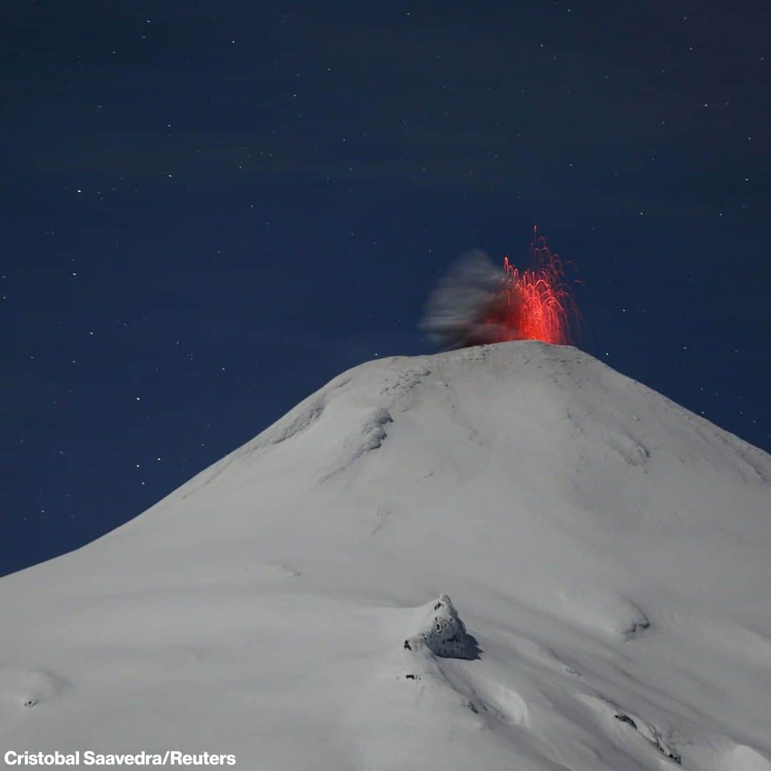 ABC Newsさんのインスタグラム写真 - (ABC NewsInstagram)「Chile's Villarrica volcano, one of the most active in the world, is seen during an eruption over the weekend. Ash emissions reportedly reached nearly 11,000 feet.」9月29日 11時31分 - abcnews