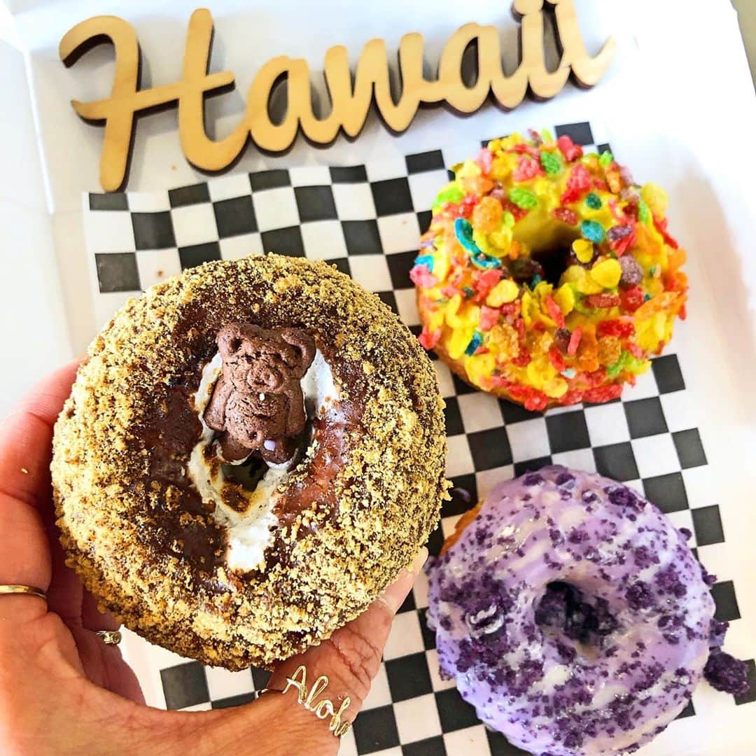 shihoさんのインスタグラム写真 - (shihoInstagram)「💗🍩💗🍩💗 ・ 📍Purve Donut Stop ・ 大好きなドーナッツショップの1つ 『パーヴェ・ドーナッツ・ストップ』 見て♡ ドーナッツにクマのクッキーがついていたり カラフルでもーうきゅんきゅん🧸💗 うしろの可愛いアートもインパクト大。笑 ・ サイズも小さめで食べやすいから いろんな種類を食べたくなっちゃう。 Hawaiiに行くと くいしんぼーが止まらない🙊笑 ・ #hawaii#islandofoahu#oahu#ハワイ#trip #オアフ島#travel#loco_hawaii#travel_jp #funtorip#タビジョ#旅MUSE#genic_travel #genic_mag#たびねす#旅行#genic_hawaii #purvedonutstop#kakaako#genic_food #donuts#tabijyo_sweets#cafe#oahuhawaii #tabijyomap_hawaii#lealeahawaii#2020」9月29日 11時42分 - shiho.ga8