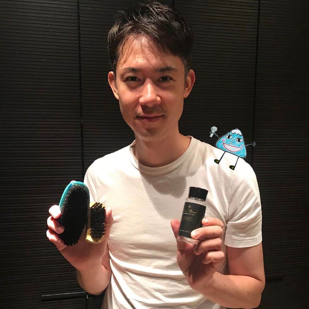 フジテレビアナウンサーのインスタグラム：「席が隣の永尾さんからバトンが回ってきたフジアナむすび！私は、定期的にやっている習慣について話したいと思います。  それは、『靴磨き』です。  革靴がメインですが、たまにスニーカーも専用の消しゴムを使って汚れを落としたりします。 専門の業者さんのようには当然いきませんが、ブラシをかけ汚れをクリーナーで落とし、靴墨をムラがないように塗っていきます。  お洒落は足元からといいますが、磨いている最中は没頭できますし綺麗な靴を履くと気分も上がりますよね！  本で読んだんですがポイントは、最初のブラッシングをしっかりする事なんだそうです。ブラシにもいろんな種類があり、かなり奥深い世界です。  気分転換にもなるので是非みなさんも時間があったらやってみてください！  さて次は、ママアナウンサーとして帰ってきた、松村未央アナウンサーにバトンをつなぎます。 育児や仕事、趣味、どんな話が聞けるのか、是非御期待ください！  #フジアナむすび #田淵裕章 #フジテレビアナウンサー」