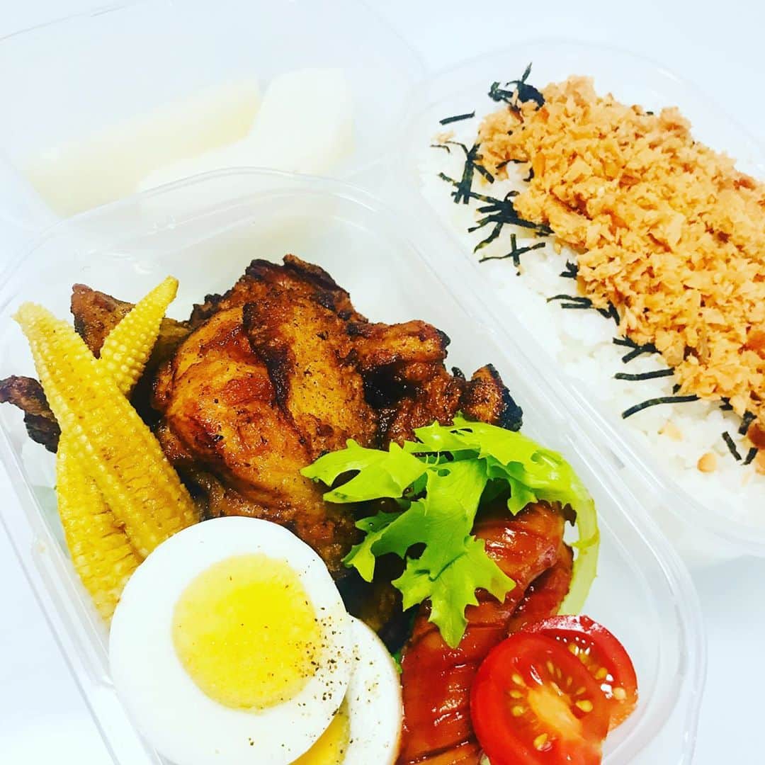 吉岡美穂のインスタグラム：「塩麹チキン弁当🍱  #中学生弁当 #中学生タッパー弁当#塩麹チキン弁当#食べ盛りだね！」
