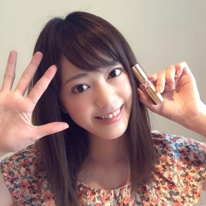 のインスタグラム：「急ですが、、、 コスメに詳しくないほりゆりが コスメについて語る動画！ 始めてみました！笑  逆に詳しくなれるかな？と。笑  第1回目は、 #イヴサンローラン #ルージュヴォルプテシャイン  No15 です！  馴染みやすい色だからとっても愛用している🥰  丸写しテキスト。笑 ↓ 官能的な色艶、心地よくとろけるテクスチャー。  唇を包み込むのは、まるでキスしてるみたいな快感リップスティック。 6種類もの美容オイルを配合することで、 唇を保護しながらとろけるようなテクスチャーを実現。 甘く美味しいマンゴーの香り。  ◆製品特徴 1.とろけるようなテクスチャー マカデミアナッツオイルをはじめとする6種の美容オイルを含むオイルインスティック。 体温にとろけるクリーミィなテクスチャーで、キスしてるみたいな心地よさを実現。 贅沢な潤いと艶をやさしく包み込みます。  2.鮮やかな発色と濡れたような艶 「アクアシャインフィルム」が、唇表面に濡れたような艶を生み出しフィルムを形成。 つけたての色を閉じ込めてコーティングするので、鮮やかな色と共に艶が持続します。  3.ケア効果 美容効果の高いザクロエキスを配合。唇の潤いを高め、乾燥から守ります。  #メイク動画 #メイク　#リップ動画　#リップ　#口紅　#メイクアップ　#化粧　#イヴサンローランリップ  #ピンクリップ」