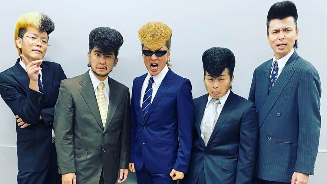 綾小路翔さんのインスタグラム写真 - (綾小路翔Instagram)「『氣志團万博2020 〜家でYEAH!!〜』おかげ様で無事に終える事が出来ました。﻿ ﻿ 実のところ、裏ではトラブルやハプニングもあったのですが、配信の進行自体には問題がなく、胸を撫で下ろしております。﻿ ﻿ ま、そんな仕事的な話は置いといて、いや、何しろ幸せでした。﻿ ﻿ だって、あんなスゲー人達のShowを、俺らと撮影クルーだけが生で独占。﻿ ﻿ 今年は本番中に一滴もアルコールを入れなかったけど（いつもはずっと飲んでる）、常に最高の音楽に酔いしれていました。﻿ ﻿ こんな時期にも関わらず、我々を信じて出演してくれたみんな。﻿ そして、我々を信じてチケットを買ってくれたみんな。﻿ ありがとうしか言えなくてごめんなさい。﻿ でもありがとう。﻿ ﻿ 色んなご意見頂いたし、自分自身も色々と悩んだけど、やっぱりやってみて良かった。﻿ ﻿ やらなきゃわかんない。﻿ んで、やったらはっきりとわかる。﻿ 失敗は怖いけど、もっと怖いのは知らないこと。﻿ 知らないことがあるから人生は楽しいし、知らないまま死んでたまるかって話。﻿ ﻿ 結論として、オンラインのLiveは無限の可能性を秘めていると感じました。﻿ ﻿ と同時に、やっぱり生で感じ合うことの素晴らしさが何より恋しく思った。﻿ ﻿ 葛藤だの矛盾だのそりゃあるんだけど、繋がってる事を実感出来たことが一番嬉しかった。﻿ ﻿ 出演してくれた仲間たち。﻿ 観てくれたみんな。﻿ あの日、俺たちは繋がってたよね。確実に。﻿ ﻿ やって良かった。氣志團万博。﻿ 協力してくれてありがとう。﻿ 俺、またもっと楽しい事考えるからね。﻿ ﻿ あ、開会宣言、多分何言ってるかわからなかったと思うので一応。↓↓↓﻿ ﻿ ﻿ ﻿ 本日は氣志團万博にご来場頂き、誠にありがとうございます。﻿ ﻿ コロナ禍において、本当にこの様な催しを決行すべきか、すべきではないか、とても悩みました。﻿ ﻿ ﻿ しかし、私は音楽を、エンターテイメントを信じています。﻿ 我々は音楽の力で、世の中の懸命に働く人々の助けになるのだと。﻿ ﻿ 私だけじゃありません。﻿ この日本にいる殆どのバンドマン、いやバンダーが、その正義を、その使命を信じています。﻿ ﻿ だからこそ我々は己に厳しく、謙虚に、自分たちでなく、世間の利益となることを最優先にと心掛け、真摯に励んできたんです。﻿ ﻿ そんなバンダーに対して、貴方達は自分が何をしたのか、わかっているのですか？﻿ ﻿ 貴方達はチケットを買ったんです。﻿ ﻿ いいですか？﻿ 貴方達のした事は、懸命に働く全バンダーへの愛に他ならない。﻿ ここに感謝をせずに、到底演奏することなど出来ません。﻿ ﻿ 私が今、誰よりお礼を言いたいのが、チケットを買い、この氣志團万博に参加してくれた貴方達だ。﻿ ﻿ ここにいるすべての人達は、自分の信じる理念を元に、自分の人生をより良くするために、今日氣志團万博を選んだはずです。﻿ ﻿ しかしこのオンラインフェスという新たなる試みはテレビのように無料なわけじゃない。﻿ ﻿ にも関わらず、汗水垂らして働いた金を、時に理不尽な思いに耐えたり、屈辱を受けながらも、家族のために、恋人のために、未来のために、そして何より自分が信じたアーティストの為に、早割で5500円、当日6000円ものチケットを購入した。﻿ ﻿ 貴方たちは最早、ただのお客さんではない。﻿ 日本のロックを、エンターテイメントを救った救世主だ。﻿ ﻿ そして、あなた達が買ったのはチケットじゃない。﻿ この国の音楽の未来だ。﻿ ﻿ 私はやられたらやり返す。﻿ ﻿ この借りは必ず返します。﻿ ﻿ 今日中に….﻿ 全員まとめて……恩返しだ!!﻿ ﻿ 氣志團万博、開催致します。﻿ ﻿ ﻿ ﻿ #氣志團万博﻿ #氣志團万博2020﻿ #氣志團万博オンライン ﻿ #家でYEAH!!﻿ #EXIT﻿ #瑛人 #氣志團万博スポットライト﻿ #岡崎体育﻿ #氣志團﻿ #ゴールデンボンバー﻿ #米米CLUB﻿ #サンボマスター﻿ #渋谷すばる ﻿ #女王蜂﻿ #東京スカパラダイスオーケストラ﻿ #DragonAsh﻿ #HYDE ﻿ #BiSH﻿ #ももいろクローバーZ #withoursoulmateDMB﻿ #森山直太朗 #OPENINGCEREMONYACT﻿ #氣志團万博最高かよ﻿ #木更津中央銀行﻿ #HandsUp直樹﻿ #馬野渡頭取﻿ #agnèsb幹事長﻿ #超和田暁﻿ #渡奈利野忍」9月29日 11時44分 - showayanocozey