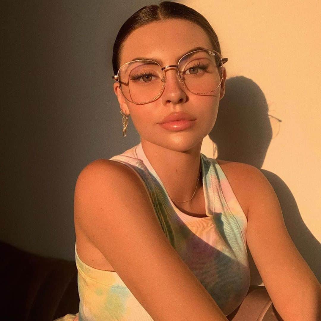 quayaustraliaさんのインスタグラム写真 - (quayaustraliaInstagram)「It’s the ✨details✨ for me 💁‍♀️ WE 👀 YOU @jadeywadey180 in JEZABELL GLITTER blue light glasses💫 P.S. It’s the final hours of BOGO + we can’t promise no FOMO 🚨 #FINDYOURQUAYS  Offer ends Sept 29 11:59pm PT」9月29日 11時45分 - quayaustralia