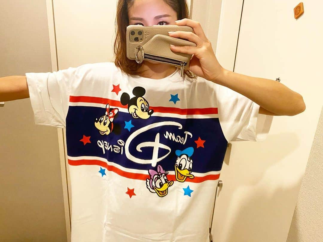 片山麻紀子のインスタグラム：「さぁ。﻿ ﻿ 今日は1人でちび達を連れて﻿ 行って参ります♡﻿ ﻿ 一緒に行くお友達も﻿ ２人子ども連れてくるから﻿ もう、えらいこっちゃ間違いなし😉﻿ ﻿ むしろ、ただえらいこっちゃしに行くようなもん。笑﻿ ﻿ ミッキーに会えるかなぁ？﻿ ﻿ ﻿ ﻿ #ついに買っちゃった﻿ #ディズニー用T﻿」