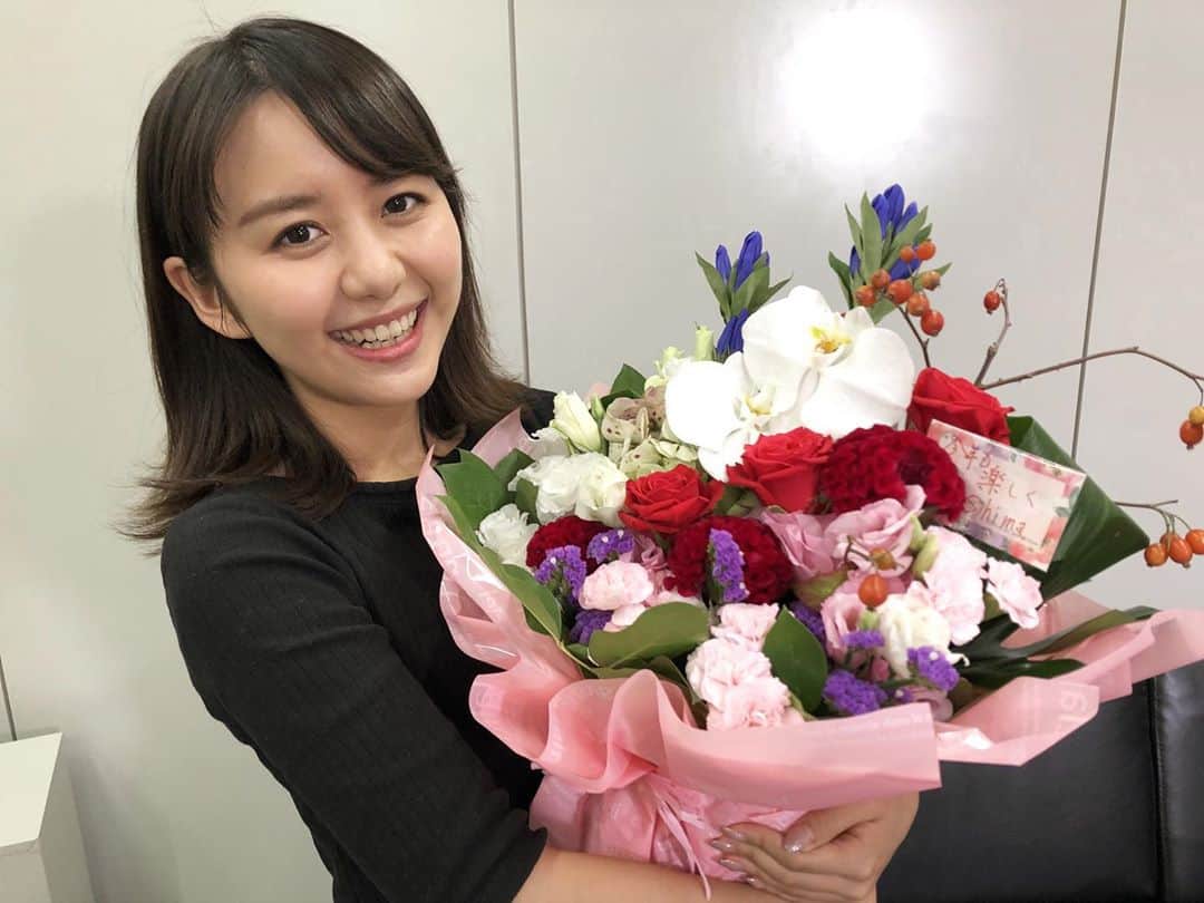 石野智子のインスタグラム：「💐  #YouTube 生配信の日に視聴者の方から 素敵なお花をいただきました✨嬉しい🥺✨ ありがとうございました🥺🌹  明日は加藤アナの生配信です！！！ UHB非公式チャンネルで検索してください🔎 #uhb #アナウンサー」