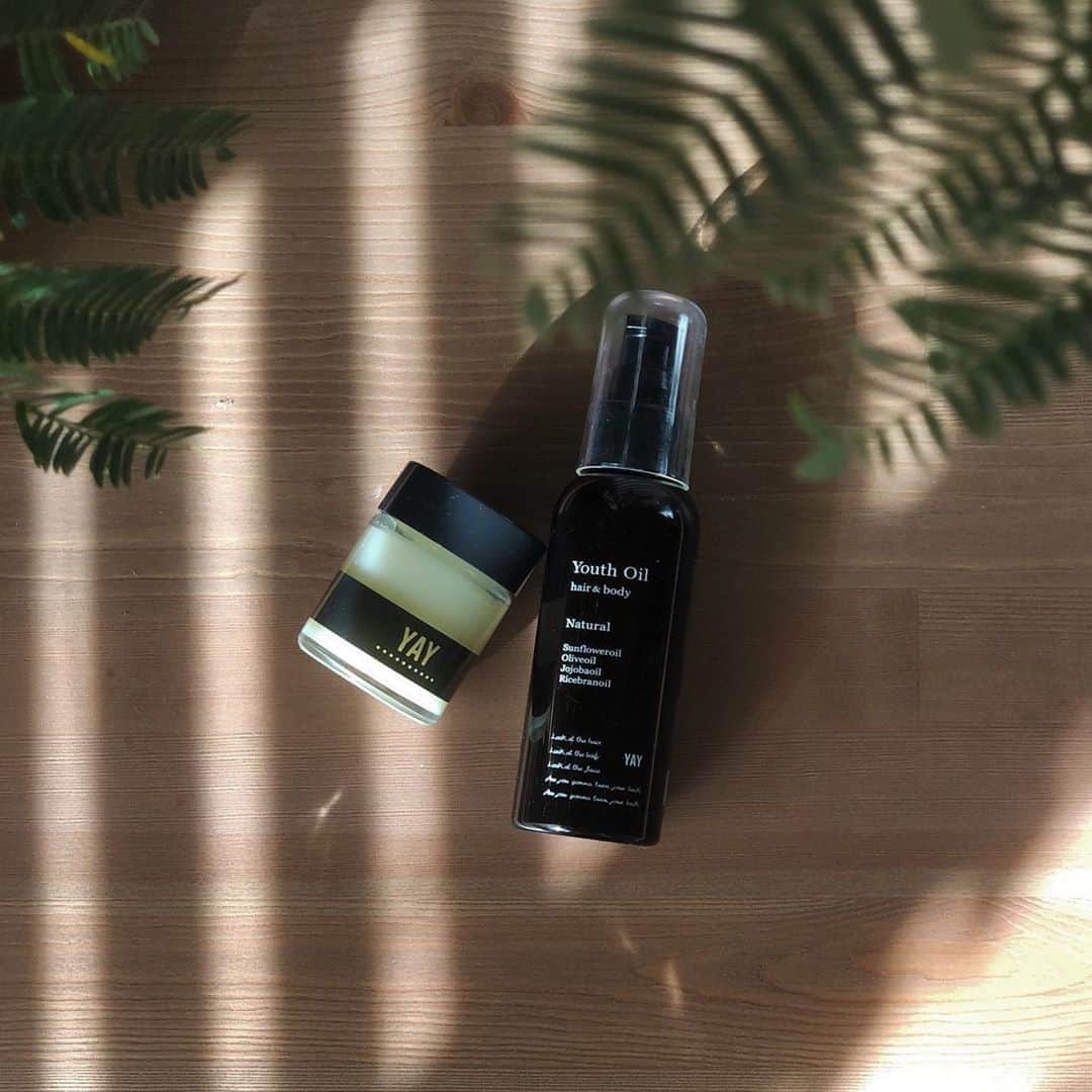 のインスタグラム：「. MY HARE SET ITEM🧴 右.YAY Youth oil) 沢山つけてもギトギトベタベタ感がなく、しっとり😌香りもナチュラルでとても使いやすい！ずっとN.使ってたけどこちらに乗り換え🙈  左.YAY fllowワックス) クリームよりもやや重めの使用感で、しっかり潤ってまとまる。 アレンジする時の顔まわりはコレを使用🤎 👨🏻も使ってます🤲🏻 @maisonatelier__ にてGET✔︎ . . # YAY#ヘアオイル」