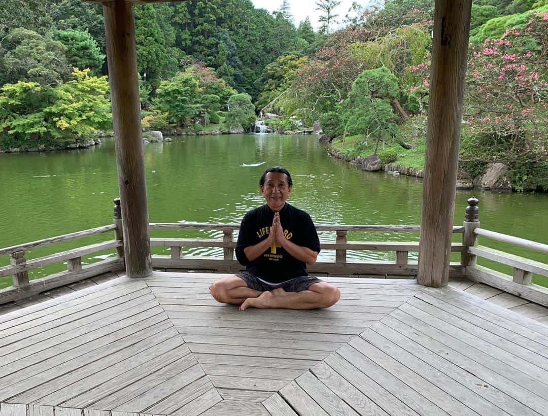 Ken Harakumaのインスタグラム：「千葉県成田山書道美術館+オンラインZOOM同時発信)で開催中のケンハラクマ直接指導RYT(全米ヨガアライアンス)認定コース！ @naritasanmuseumcalligraphy  新型コロナウィルス感染防止対策をしっかり行いながら、参加者人数も半分以下に制限してオンライン授業同時並行で行っています。  次回は、10月17日から始まる岡山でのRYT200時間認定コース。 こちらもオンライン参加可！ 詳細はhpからご覧下さい。 ↓ www.iyc.jp 指導者養成コース @international_yoga_center」