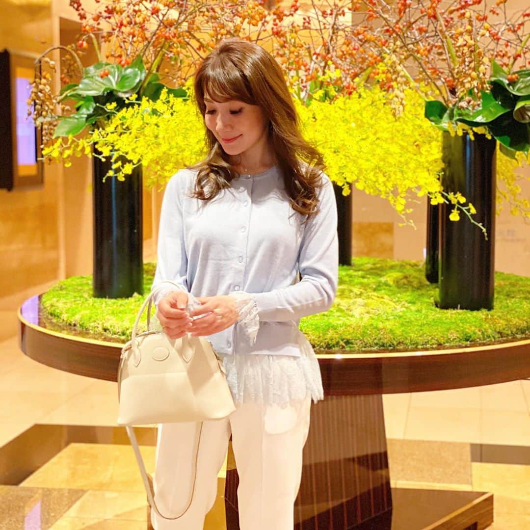 吉田美紀さんのインスタグラム写真 - (吉田美紀Instagram)「・ ・ 秋らしい気持ちがいい陽気！ シックなカラーから 綺麗色を楽しみたい季節になってきました。 ・ 発売について問い合わせをいただいているカーディガン。 袖と裾に華奢レースをあわせています♡･:*+. ・ ・ tops.pants→#lialapg bag→#hermes ・ #coordinate #outfit #ootd #look #style #fashion #wardrobe #instafashion #instagood #コーディネート #ファッション #ママコーデ #ママコーディネート #ママファッション」9月29日 11時50分 - miki__yoshida