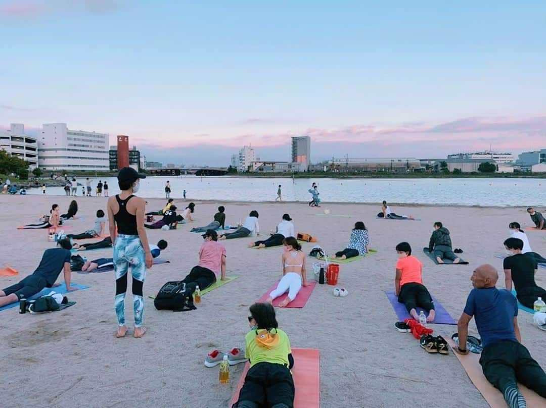 のインスタグラム：「#⛱ このあいだの  ふる浜 モーニング&サンセット ビーチヨガ🧘‍♀️✨ お天気にも恵まれ沢山の方にご参加いただきました💕🙏  なかなかみんなで集まることが難しいご時世ですが、 距離感を保ちながら、外で心地いい風に触れながら 解放的に体を動かすと、 本当に心まで元気になるのを私自身感じています💕　 そして一緒に担当させていただいてる  @tacco1up さんの インストラクションに身を任せると、 より細胞から元気になります😆☺️☀️  次回10/3土 10:00-/16:30- 10/17土 10:00- も 無料開催しますので 初めての方もぜひ気軽にお申込みご参加ください🥰  定員に達する可能性がありますので 大田区スポーツ推進課まで 5日前までにお電話お申込みくださいませ🌿  "詳しくは大田区のホームページにて  ビーチヨガ体験会 と検索してご確認くださいませ🙇‍♀️"  #ふる浜 #ビーチヨガ #ヨガ #yoga #大田区」
