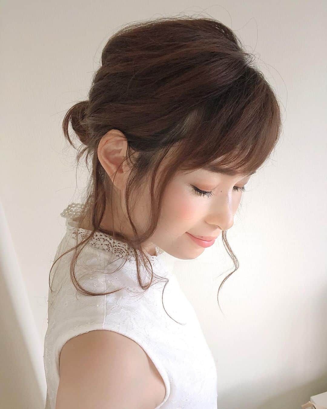 三佐和あやのインスタグラム：「話題の菌活スキンケア でシワ対策を初めて2ヶ月になります。アピナチューレ Wリッチローション✨🧴🐝 乾燥知らずです！﻿ 2本目突入！リピしています✨﻿ ﻿ 新しいスキンケアをいろいろ試すトキメキが好きなんですが、その中でも 安定した保湿力が信頼できたスキンケアです😊✨﻿ パック使いもいいよ〜 ▶︎swipeしてね﻿ ﻿ 素肌の自然な力を蘇らせる美肌菌配合で﻿ 男女問わず 使ってほしい〜🙋‍♀️﻿ ﻿ 炎症やトラブルを起こしにくくする 整肌作用があります🙏お肌が安定しますよ。﻿ ﻿ 美肌への基本中の基本である概念で作られていて、今までありそうでなかったタイプのスキンケアだから みんなにも 1度実感してほしい✨✨﻿ ﻿ 化粧水として使うほか、美容液にもなります！﻿ ﻿ 効果は お肌のターンオーバーに従って ゆっくりと現れます。2〜3ヶ月の使用がおすすめ。﻿ ﻿ ﻿ 初回限定 54%OFFだし、送料無料でいつでも休止できるから、ちょっと使ってみたら？って、勧めやすいの🙋‍♀️✨﻿ ﻿ アピナチューレの詳細はプロフィールと ストーリーズにも リンク貼ってるのでチェックしてみてね✨﻿ URL: https://nina.webapp.pink/ad/?no=CbK8JKEP67﻿ ﻿ ☑︎友達に勧めたい化粧水ランキング１位❗️﻿ ☑︎20代〜40代が選ぶ化粧水ランキング１位❗️﻿ ☑︎リピートしたい化粧水ランキング１位❗️﻿ ﻿ ﻿ ◇◇◇◇◇◇◇◇◇◇◇◇◇◇◇◇﻿ #大人女子 #おとなかわいい #おすすめ #スキンケア #アンチエイジング #エイジングケア #化粧水  #美容液 #スキンケアマニア #アラサー #アラフォー  #ママ #マタママ #マタニティ﻿ #APINATURE#pr #ミディアムアレンジ#簡単ヘアアレンジ#アレンジ#ボブアレンジ#アレンジ#髪型#簡単アレンジ」