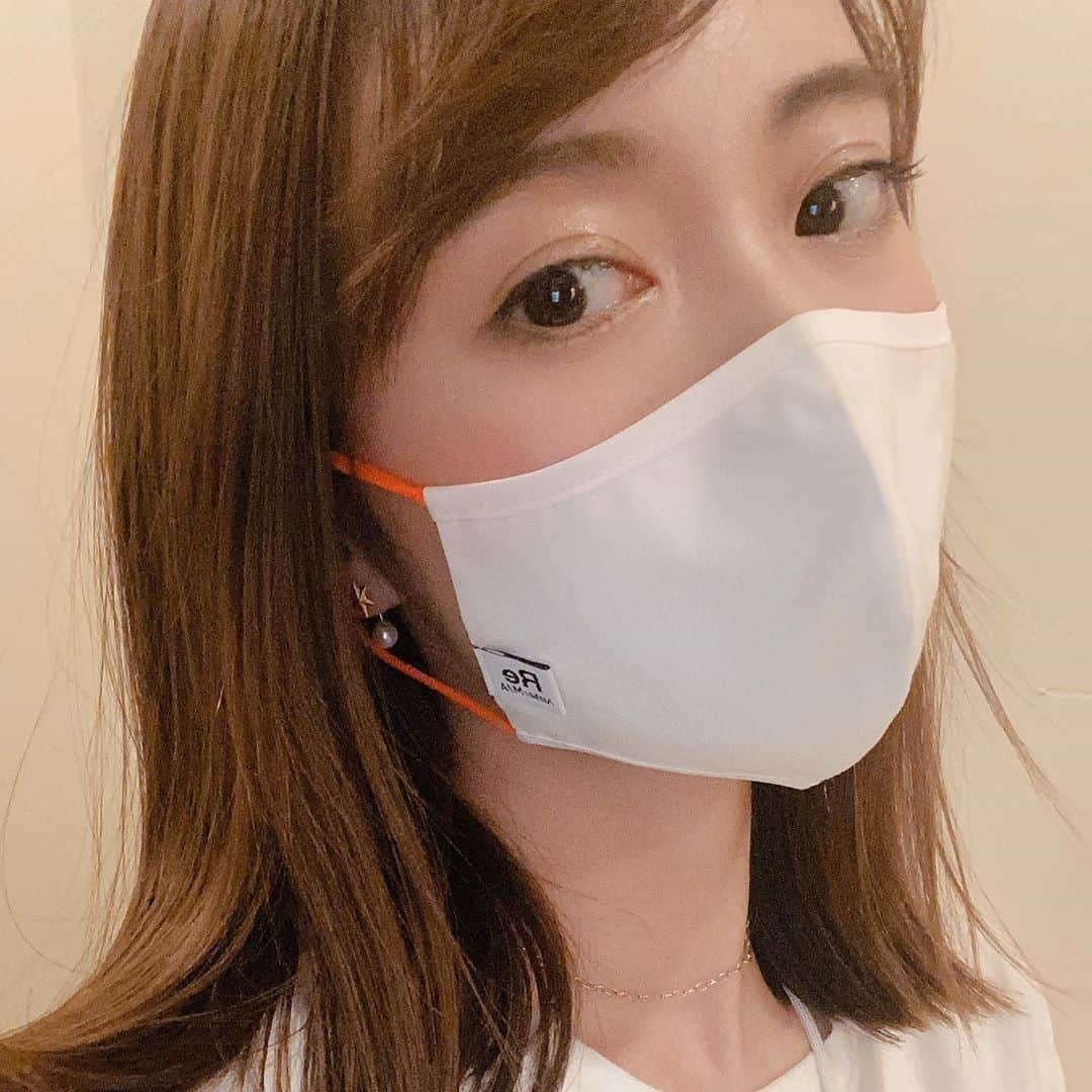 鉢嶺杏奈さんのインスタグラム写真 - (鉢嶺杏奈Instagram)「このマスクの質問が多かったから ここに載せておくね❤️  私はこれ使ってます。 使い捨てのは肌が荒れるからね💦 ワンポイントのファッション感覚で使ってますw  ひんやりとした肌触りのクールマックス素材 コットンベースの吸水速乾性に優れた爽やかなブロード生地を使用しています。 約22%は、再生PETのリサイクルポリエステル糸を使用しています。 ノーホルマリン加工にて管理しておりますのでお子さまもご安心してご使用頂けます。  とのこと！＾＾ すでにある資源や捨てる前提の資源を新しい形で遊び心のあるアイテムに変換するのは素敵❤️  ぜひ！欲しい方は調べてみてね！  #Re #リサイクル#Summer Cotton Mask」9月29日 11時58分 - hachimine_anna