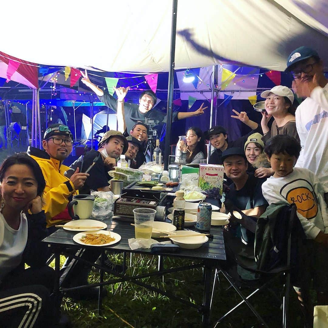 小堺大輔さんのインスタグラム写真 - (小堺大輔Instagram)「2泊3日で銀山入り。  そのトンネルを抜ければ 日本とは思えない大自然が残る秘境 銀山湖へ。  残念ながら今年は無しになった　@ginzanfestival の開催予定日に仲間100人だけのCamp&Partyを。  初めて大型客船でのパーティーや、あいにくの雨予報だったので、巨大なテント村を作り、雨も気にならない環境下で、終始NICE MUSICと酒を浴びながら、深く語り合った最高な3日でした。  大自然、音楽、酒、そして仲間。 それで充分だと思え、そしてもっと楽しめるモノ、コトをみんなで作ろうと思えた最高な時間。  雨だろうと、コロナだろうと 人との絆が1番大切で、 みんなが集まればなんだって出来る。  さぁ、また1年仕事も遊びもフル回転で楽しもう。  #銀山平 #Camp #music #銀山フェス #ginzanfestival  #来年は開催します #6月5日予定」9月29日 12時09分 - daisuke_kosakai