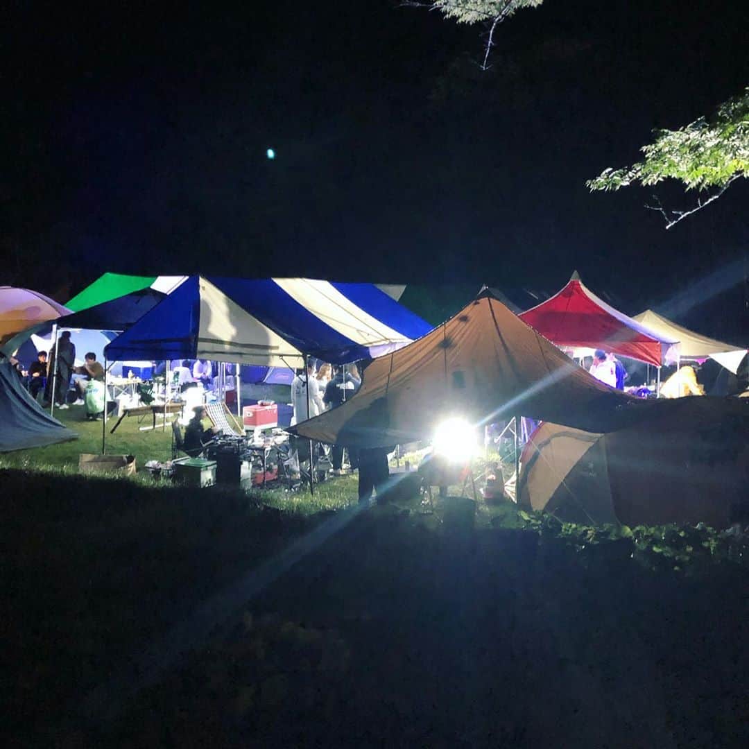 小堺大輔さんのインスタグラム写真 - (小堺大輔Instagram)「2泊3日で銀山入り。  そのトンネルを抜ければ 日本とは思えない大自然が残る秘境 銀山湖へ。  残念ながら今年は無しになった　@ginzanfestival の開催予定日に仲間100人だけのCamp&Partyを。  初めて大型客船でのパーティーや、あいにくの雨予報だったので、巨大なテント村を作り、雨も気にならない環境下で、終始NICE MUSICと酒を浴びながら、深く語り合った最高な3日でした。  大自然、音楽、酒、そして仲間。 それで充分だと思え、そしてもっと楽しめるモノ、コトをみんなで作ろうと思えた最高な時間。  雨だろうと、コロナだろうと 人との絆が1番大切で、 みんなが集まればなんだって出来る。  さぁ、また1年仕事も遊びもフル回転で楽しもう。  #銀山平 #Camp #music #銀山フェス #ginzanfestival  #来年は開催します #6月5日予定」9月29日 12時09分 - daisuke_kosakai
