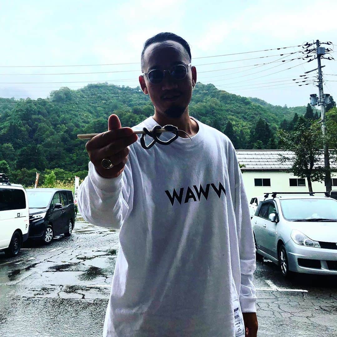 のインスタグラム：「2泊3日で銀山入り。  そのトンネルを抜ければ 日本とは思えない大自然が残る秘境 銀山湖へ。  残念ながら今年は無しになった　@ginzanfestival の開催予定日に仲間100人だけのCamp&Partyを。  初めて大型客船でのパーティーや、あいにくの雨予報だったので、巨大なテント村を作り、雨も気にならない環境下で、終始NICE MUSICと酒を浴びながら、深く語り合った最高な3日でした。  大自然、音楽、酒、そして仲間。 それで充分だと思え、そしてもっと楽しめるモノ、コトをみんなで作ろうと思えた最高な時間。  雨だろうと、コロナだろうと 人との絆が1番大切で、 みんなが集まればなんだって出来る。  さぁ、また1年仕事も遊びもフル回転で楽しもう。  #銀山平 #Camp #music #銀山フェス #ginzanfestival  #来年は開催します #6月5日予定」